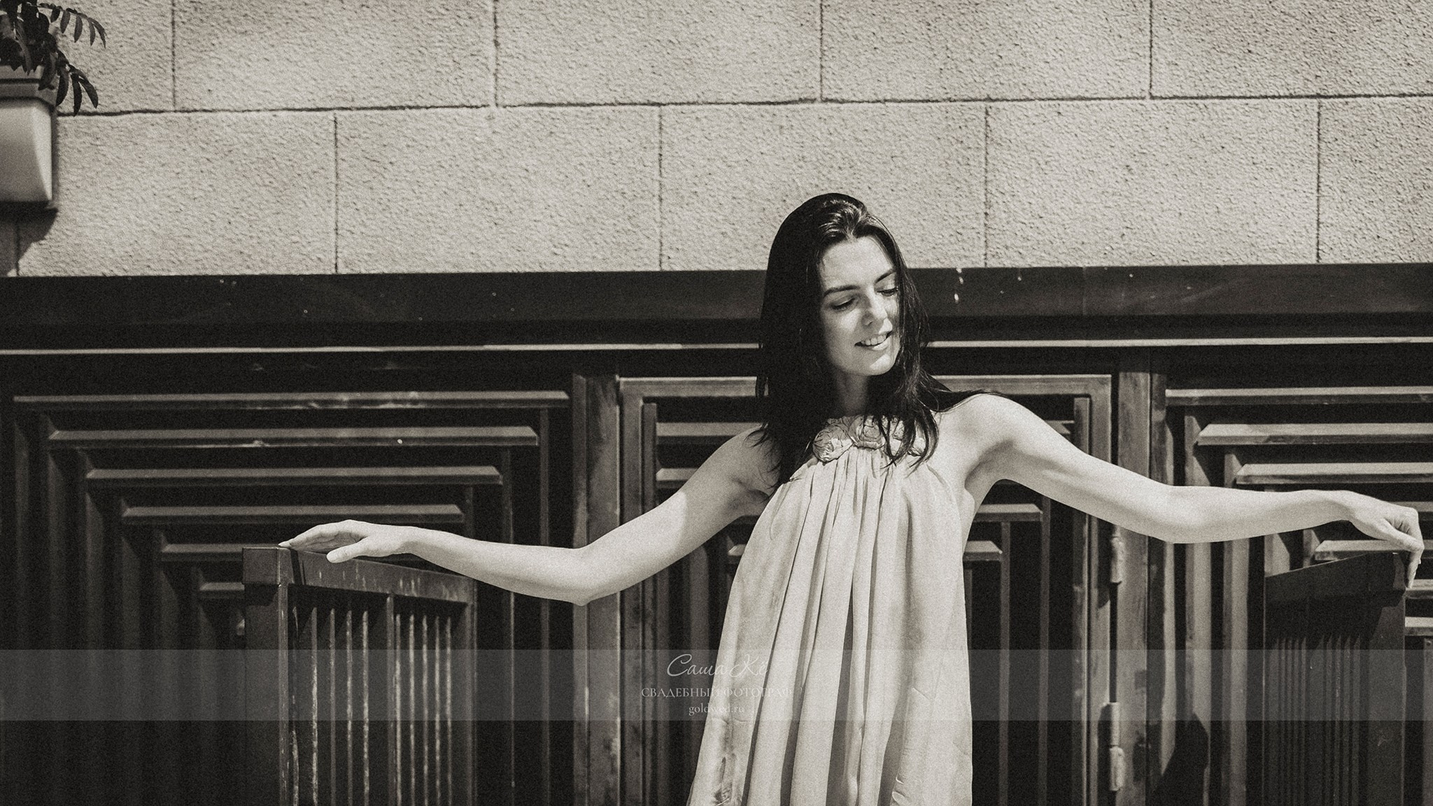 Фэшн фотосъёмка в динамике, стильная модель на прогулка по набережной, нежность и эмоции крупным планом. Фотограф Новосибирск — Саша Кё.