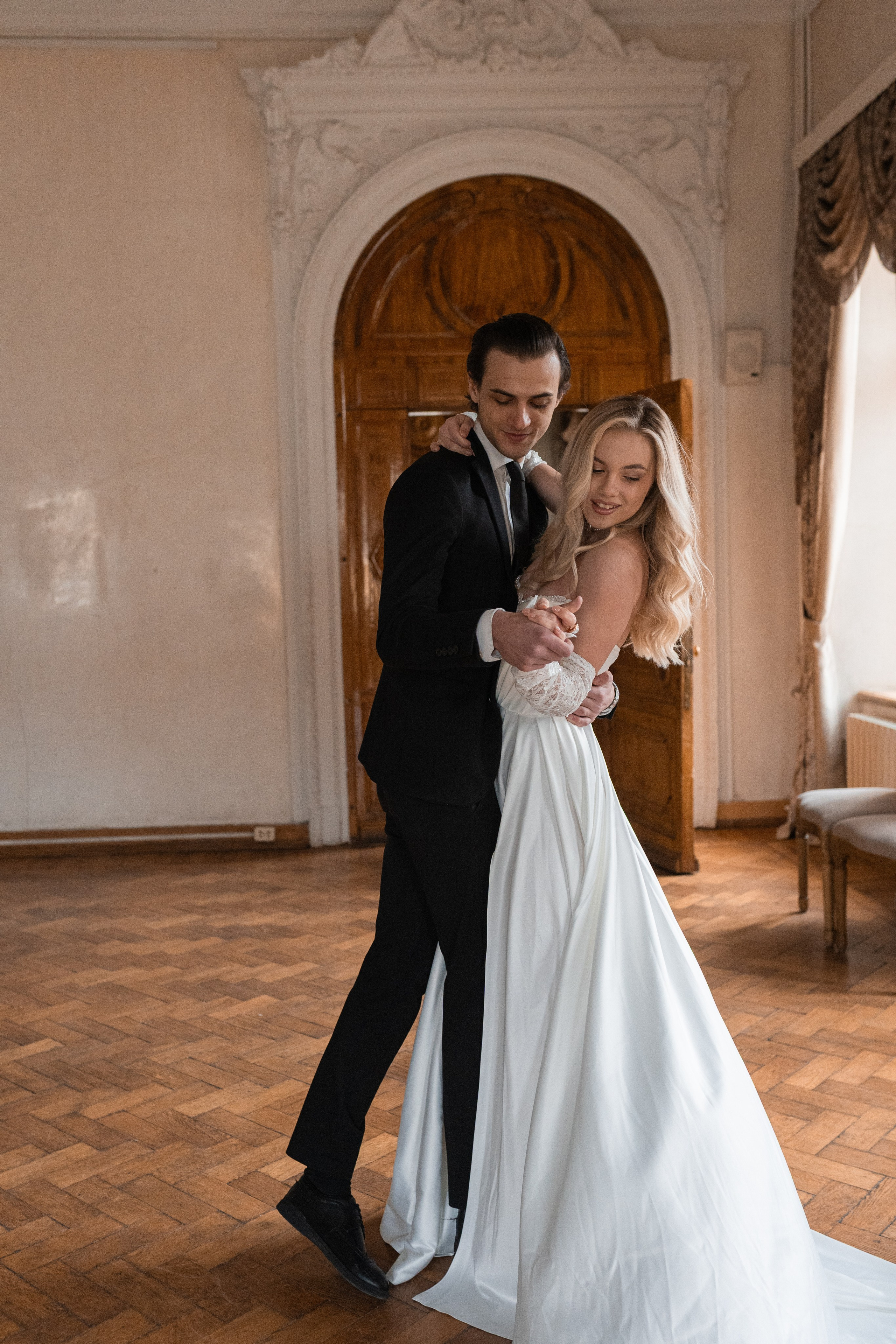 Свадебная фотосессия в Пушкинской библиотеке. Свадебный фотограф в Москве Анна Полушина