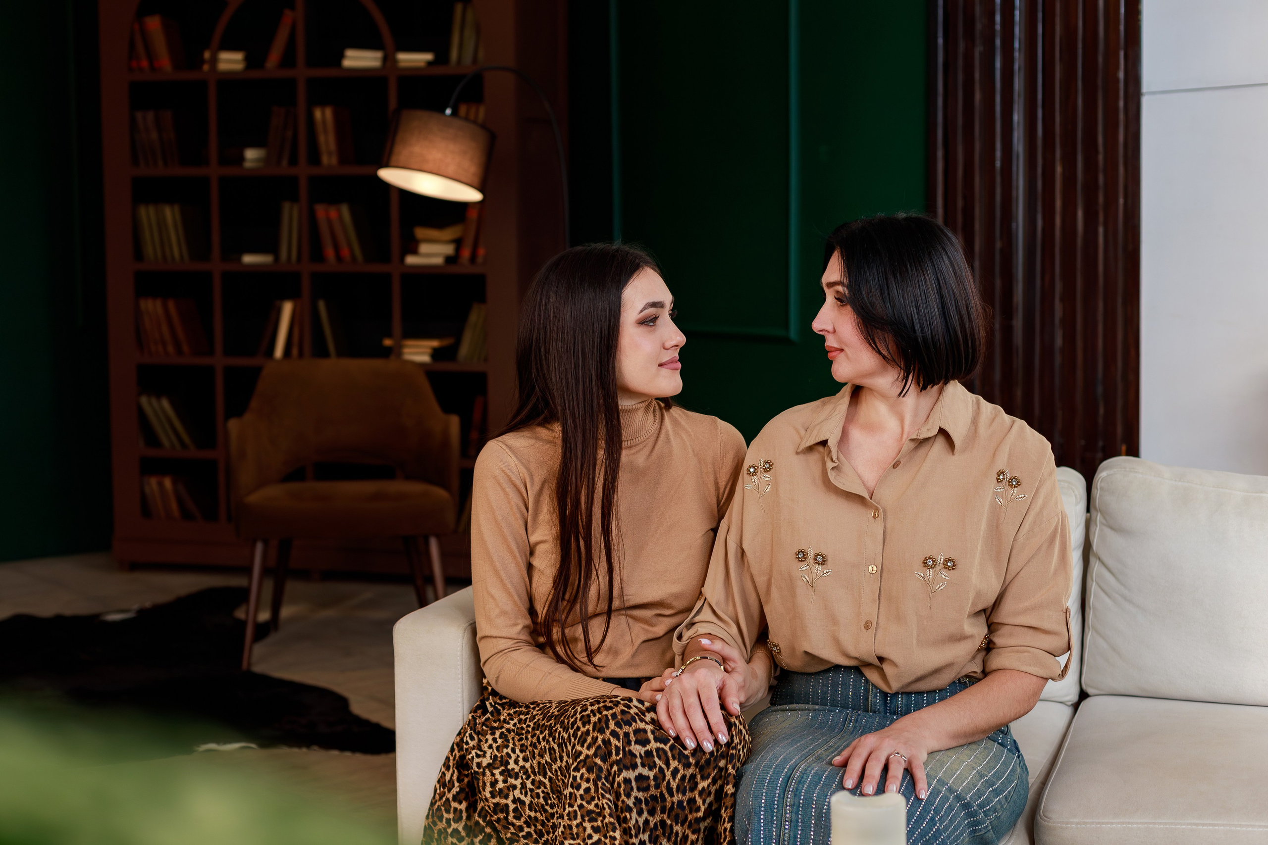 Мама и дочь в студии Белый осел. Семейный и детский фотограф в Краснодаре Ирина Лаврецкая