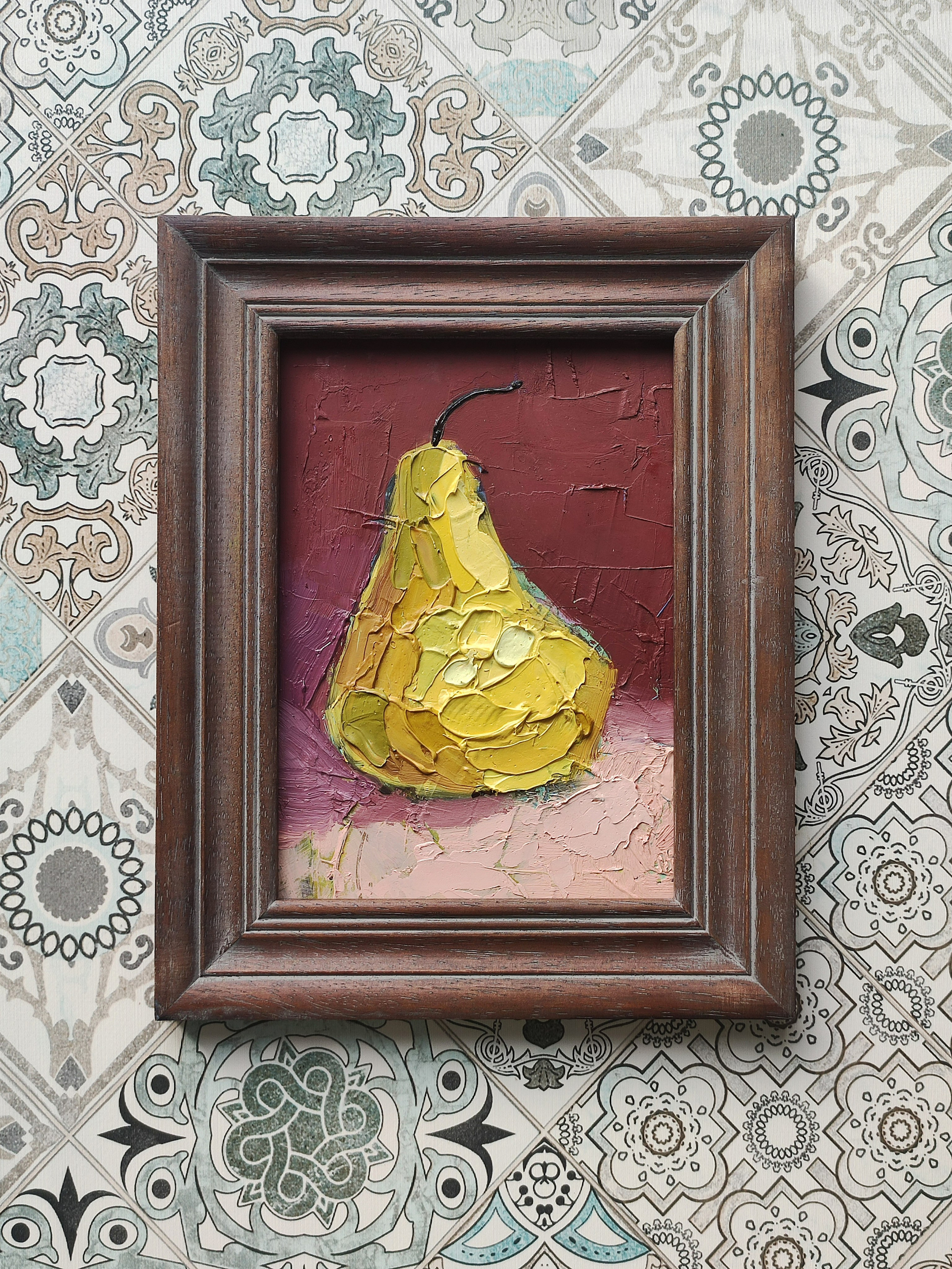 Натюрморт с желтой грушей маслом в рамке