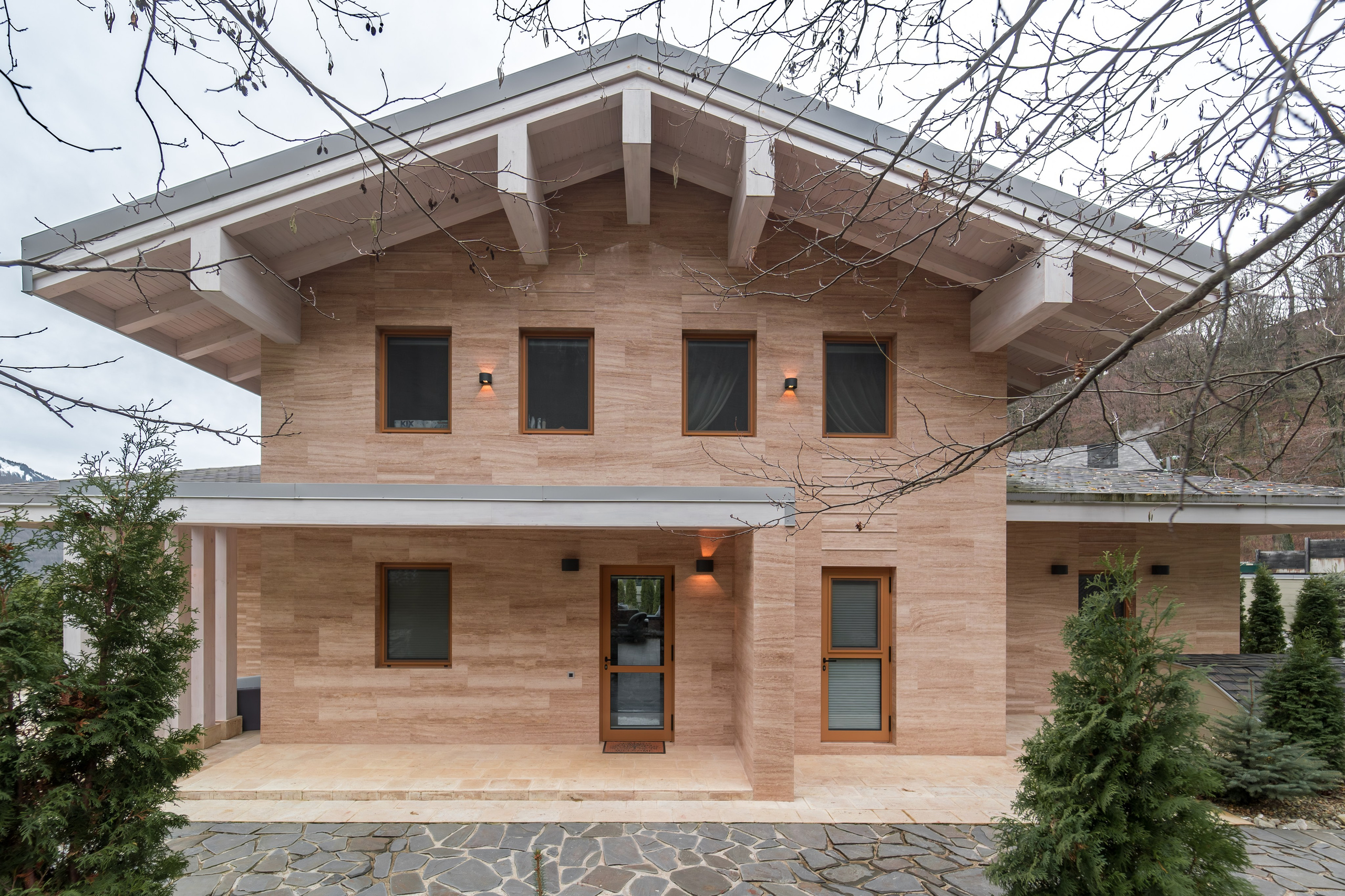 Загородный дом в стиле Шале белый — экстерьер. Репортажный фотограф в Красной Поляне и Сочи Павлюченко Екатерина