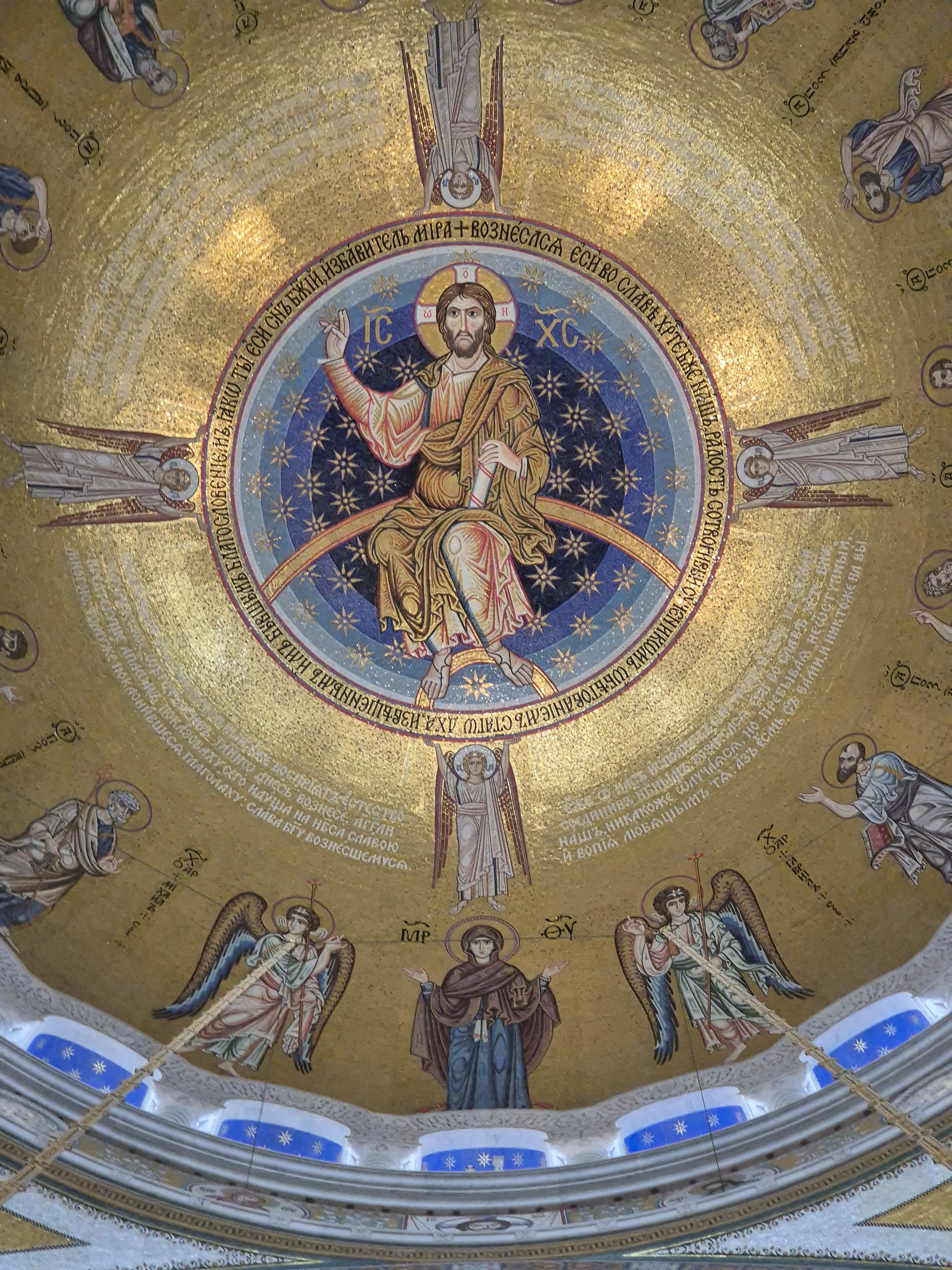 По своей планировке храм Святого Саввы немного отличается от константинопольского образца. Добавление четырёх башенок вокруг главного купола стало элементом сербского средневекового стиля. Имея размеры 91х81 м,  храм св. Саввы примерно соответствует масштабам Софийского собора, но имеет больший диаметр купола (35 м), а также большую высоту (65 м).