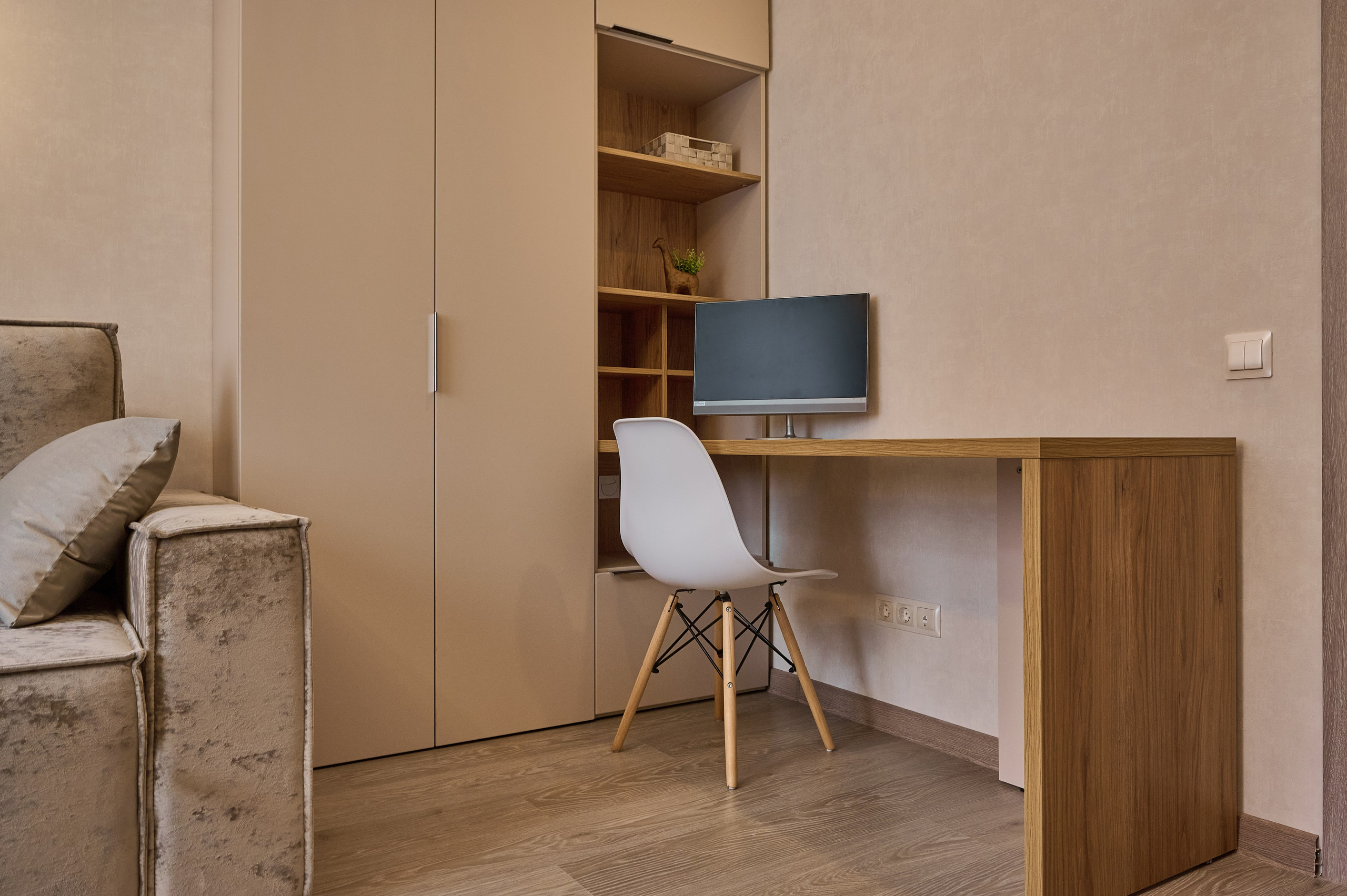 рабочий деревянный стол с белым стулом и бежевый шкаф 