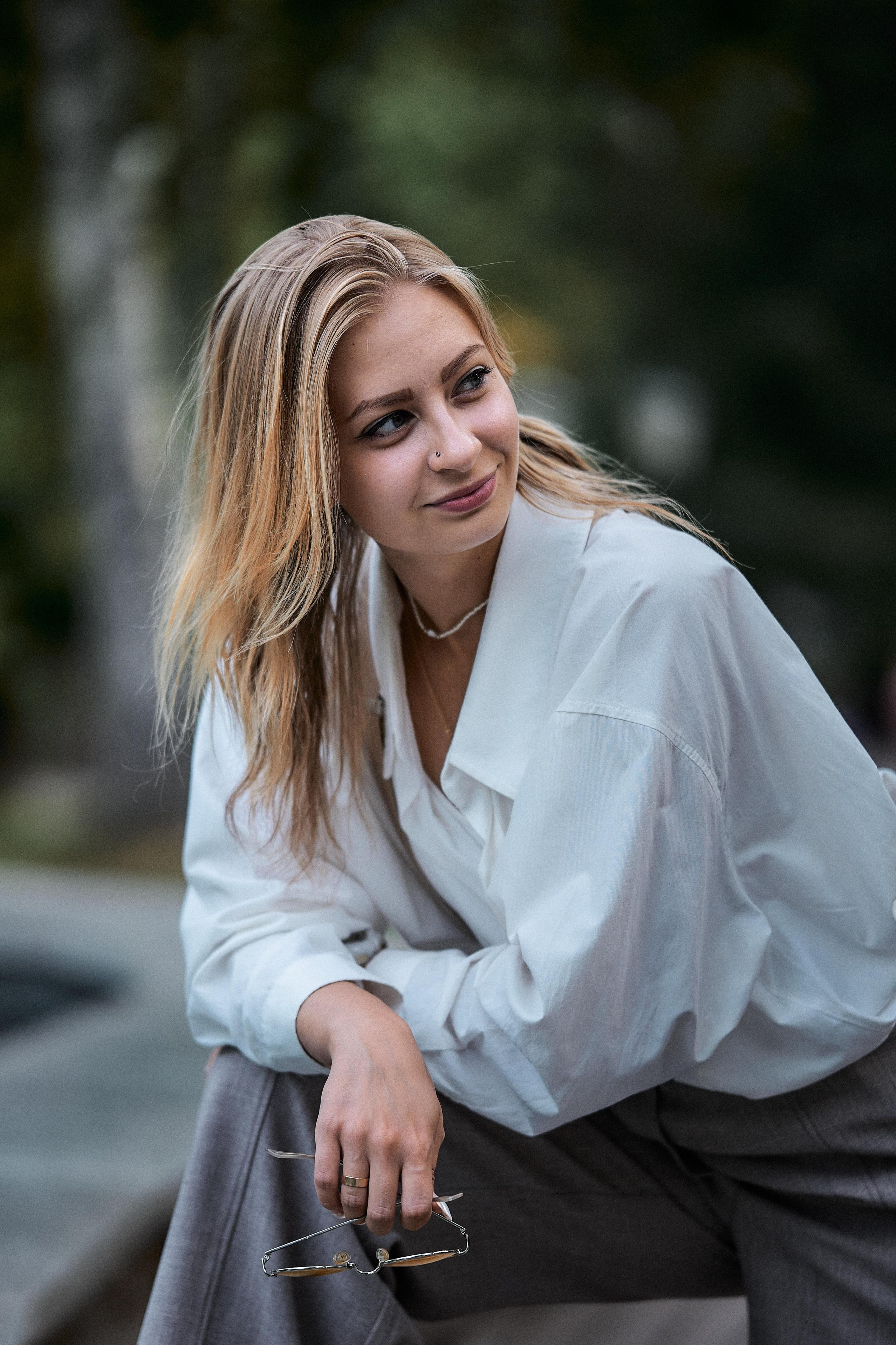 Лиза. Девушка в серых брюках и рубашке