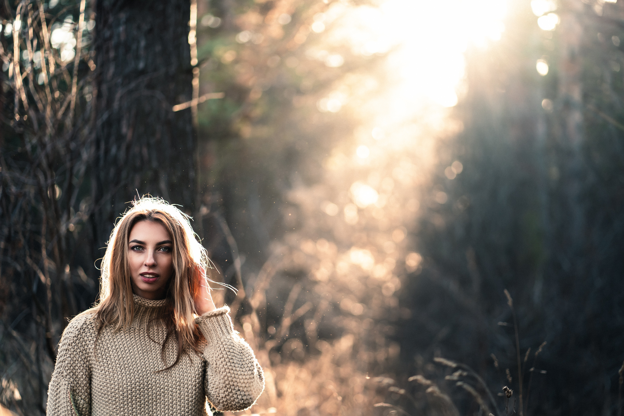 Девушка в вязанном свитере с горлом, сказочный лесной портрет