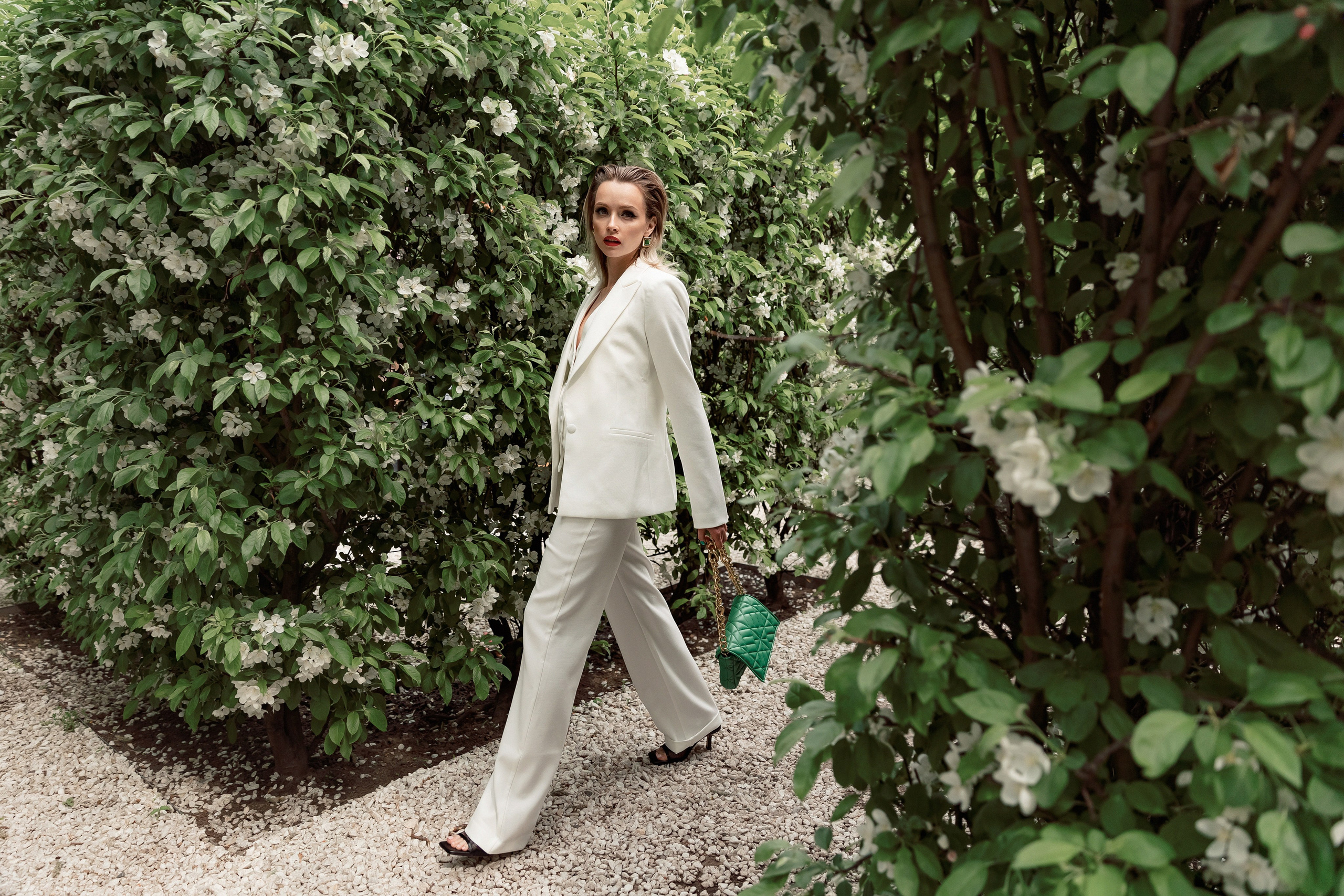 Портретная фотосессия Даши среди яблонь. Свадебный фотограф Москва