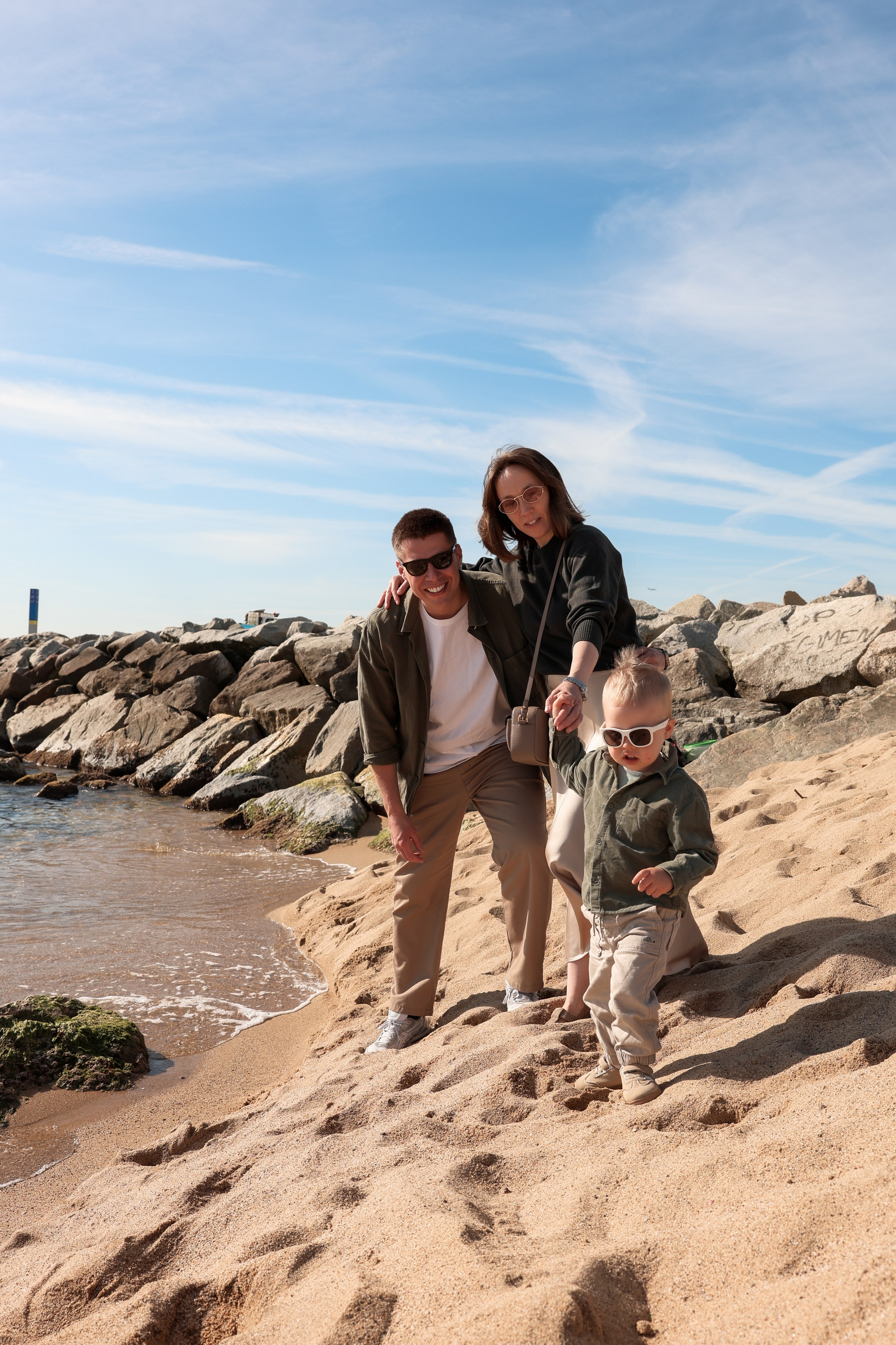 Seashore with a toddler. Natalia Zhuravleva|family, newborn, maternity photographer in Barcelona