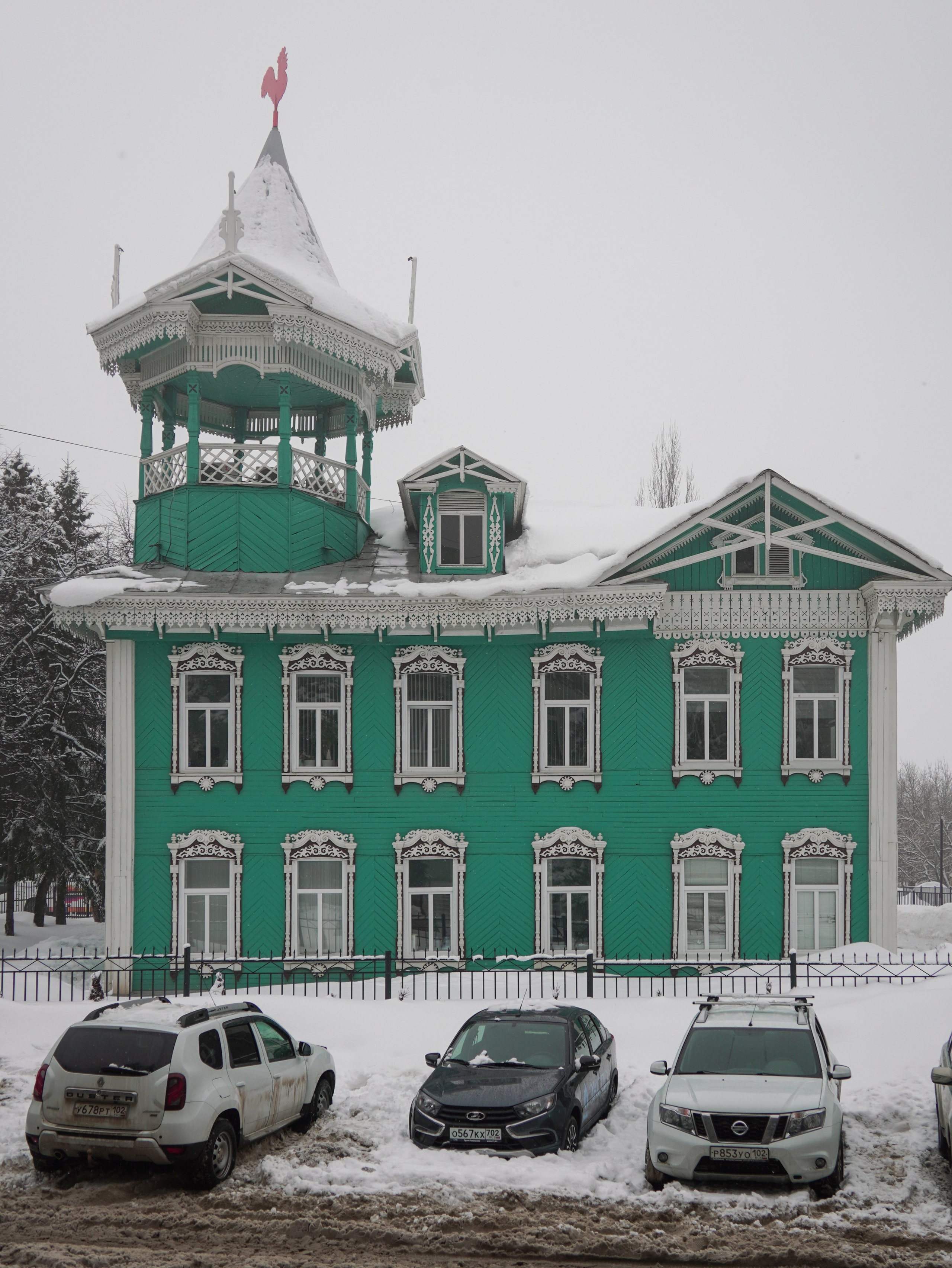 Старинный деревянный дом в Уфе зимой