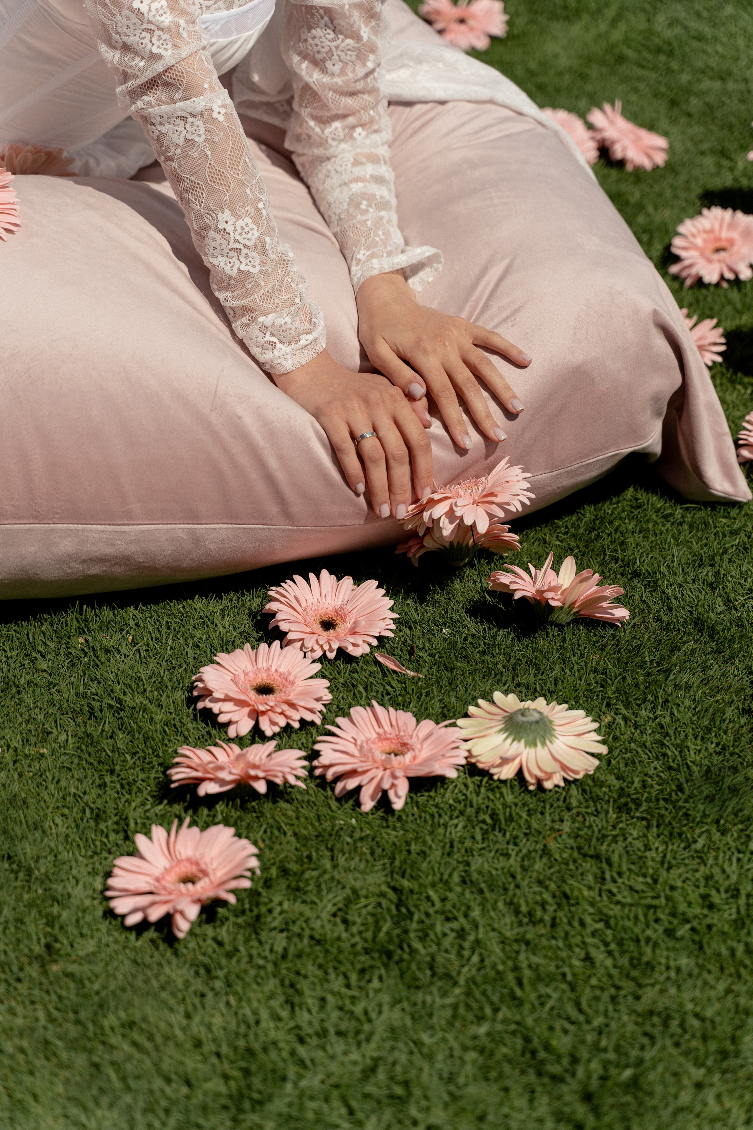 крупно снятые руки и цветы со свадьбы в Геленджике