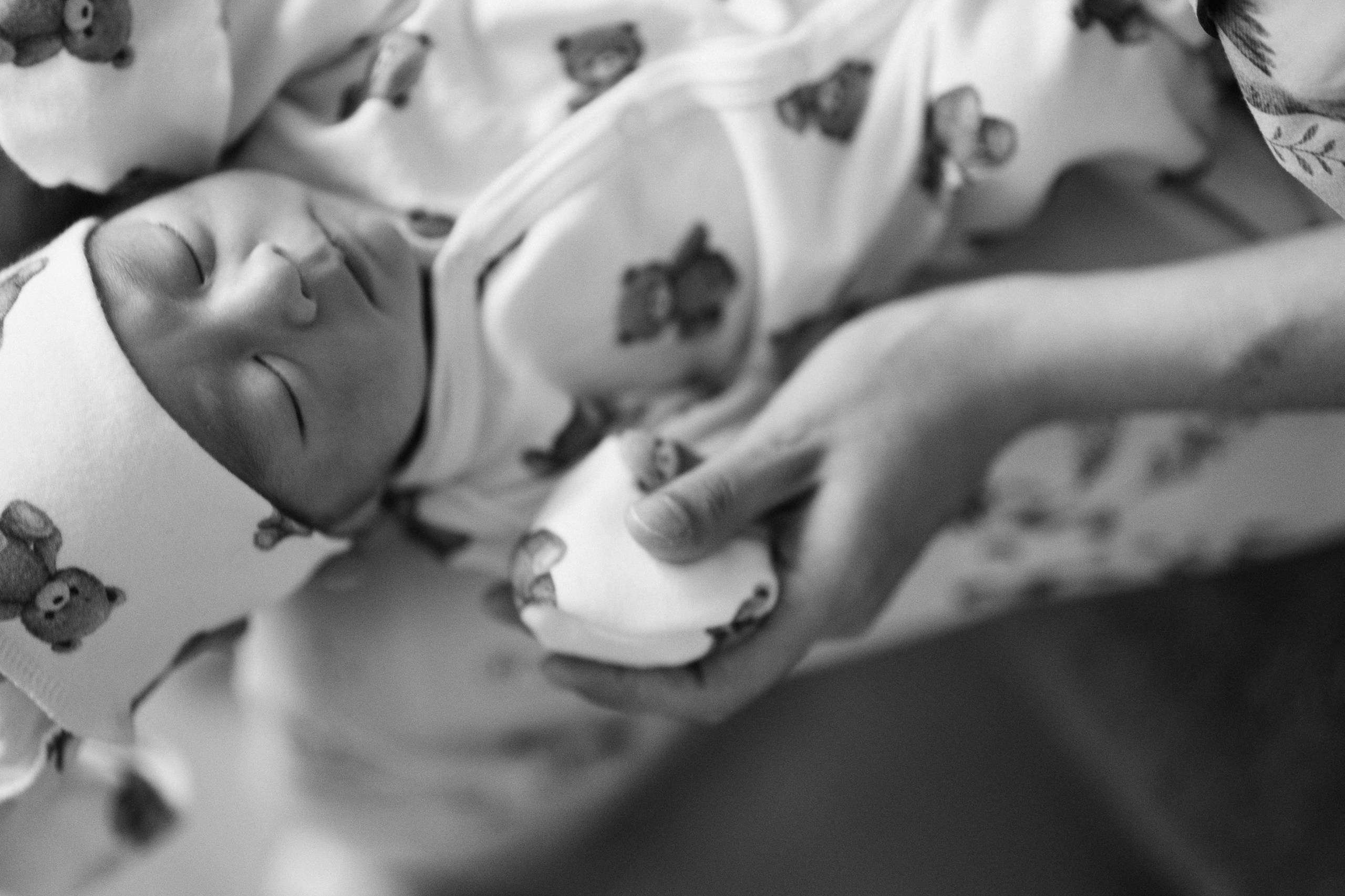 Домашняя фотосессия новорождённого — минималистично, современно, с душой