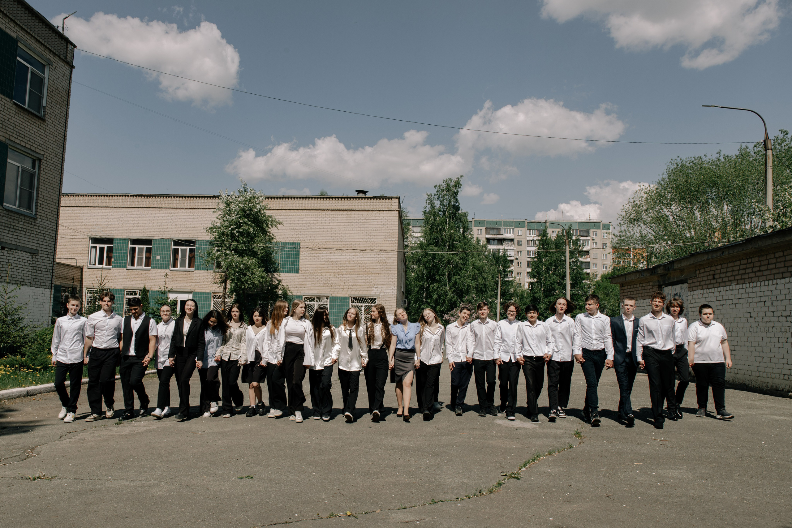 9 класс в яблонях. Фотограф Елена Балакина (Челябинск)