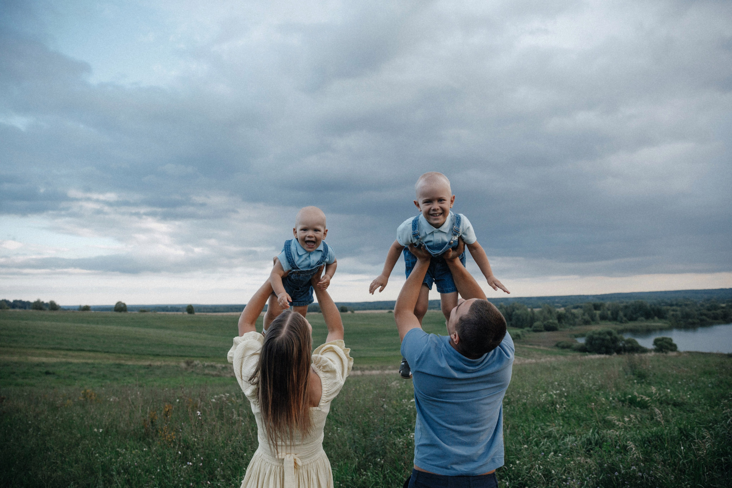 Семейная фотосессия в поле. Фотограф во Владимире Татьяна Бабикова