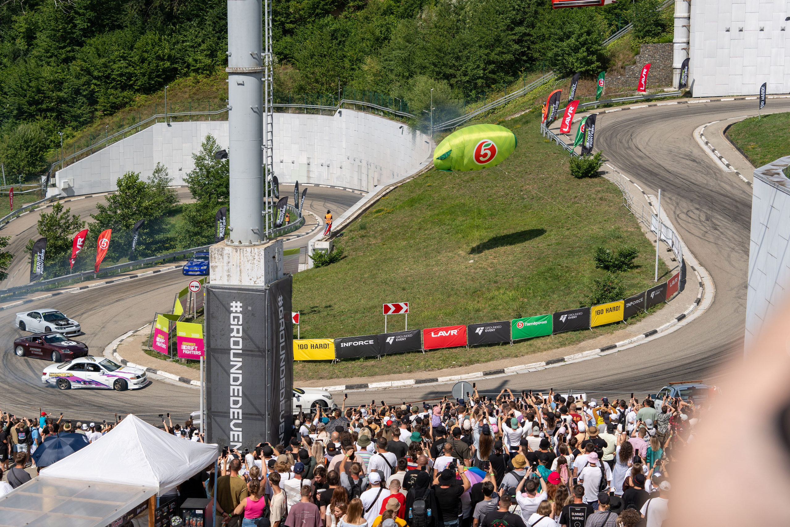 Фотоотчет партнеской интеграции для сети «Пятерочка» на фестивале «Grounded». Репортажный фотограф в Красной Поляне и Сочи Павлюченко Екатерина