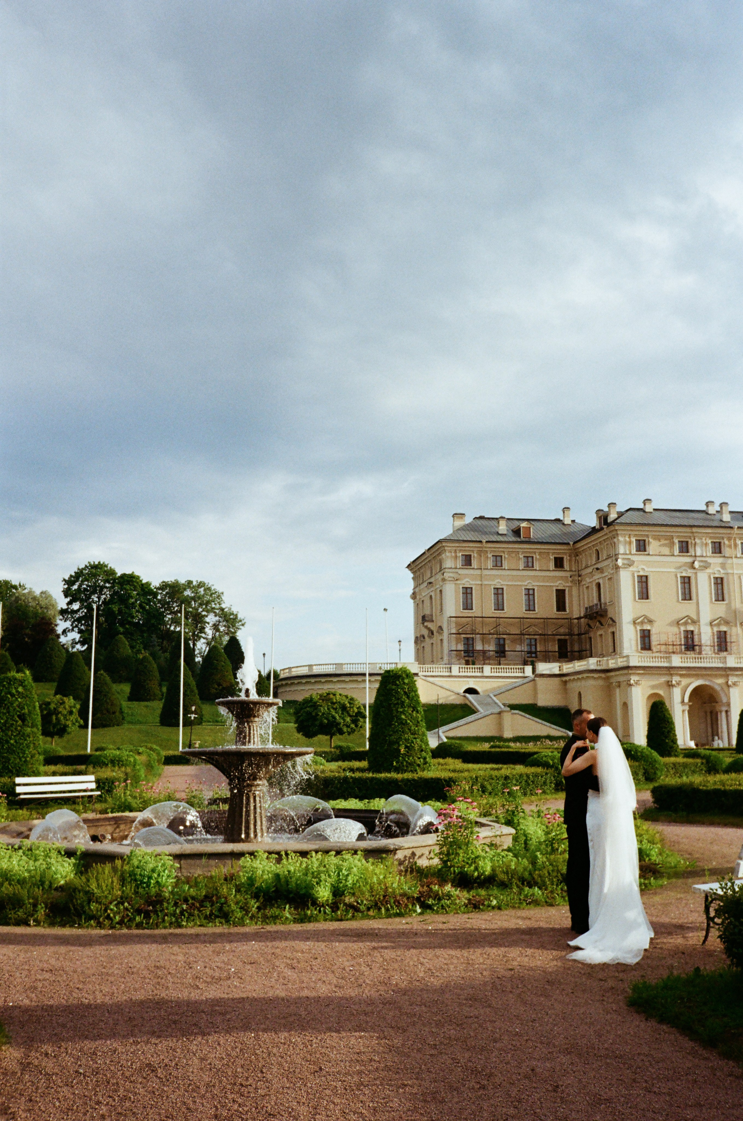 Свадебная фотосессия на пленку. Сестры Карабаза. Фотографы и ретушеры в Москве и Санкт-Петербурге
