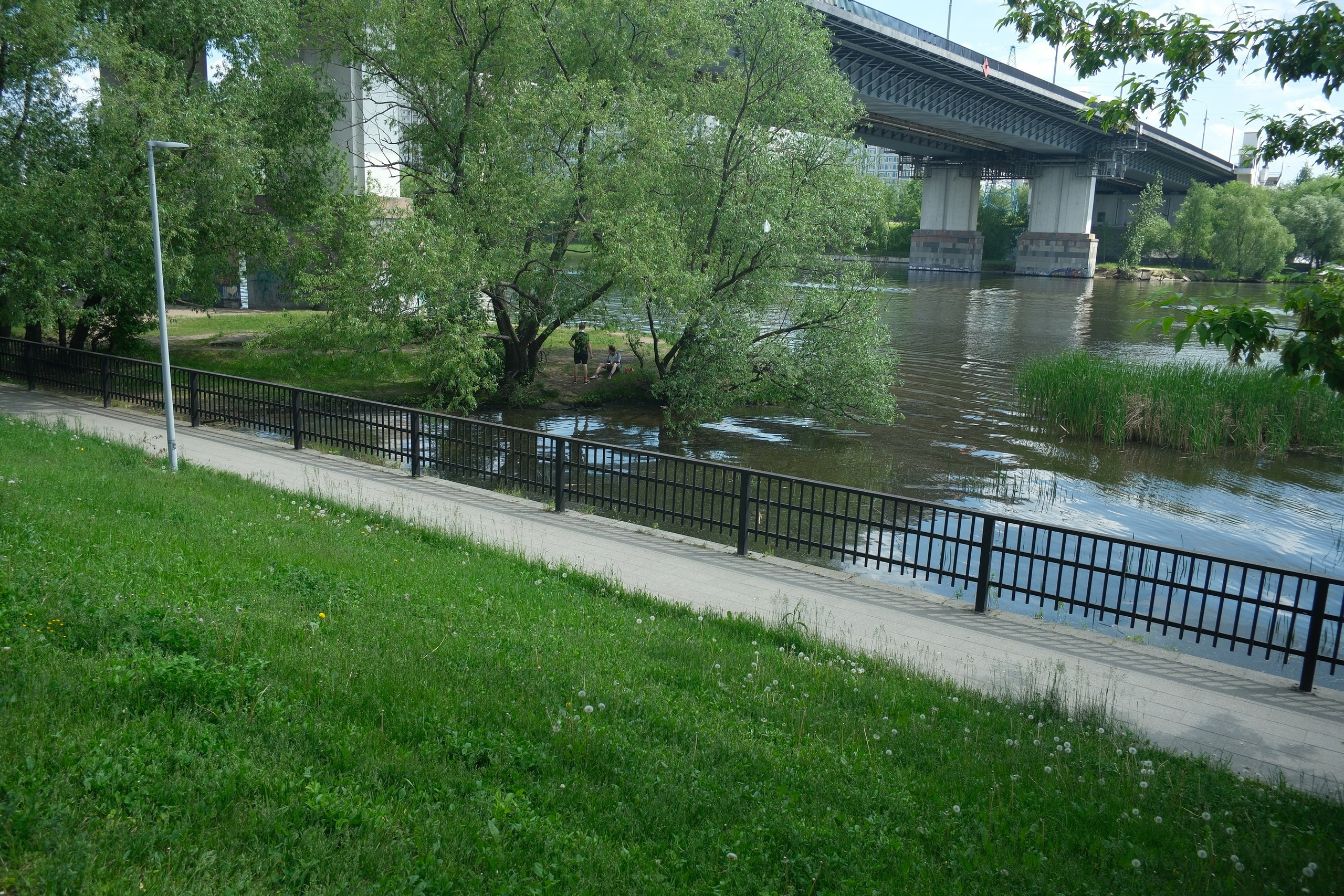 Парк 850 лет Москве. Снято на Voigtlander 18/2,8 Color-scopar. Улица, люди, жизнь…