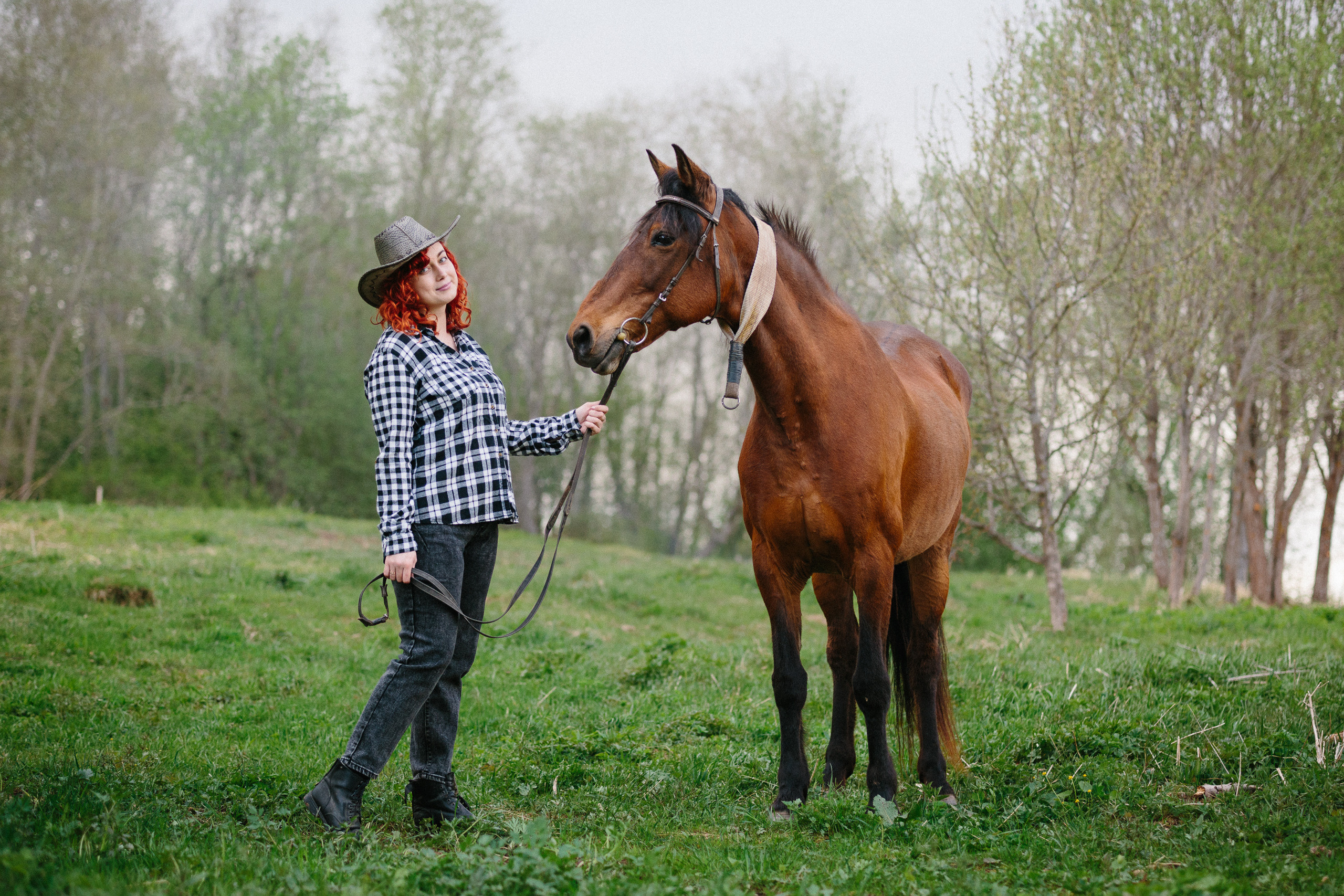 Девушка с рыжими волосами и лошадь в поле