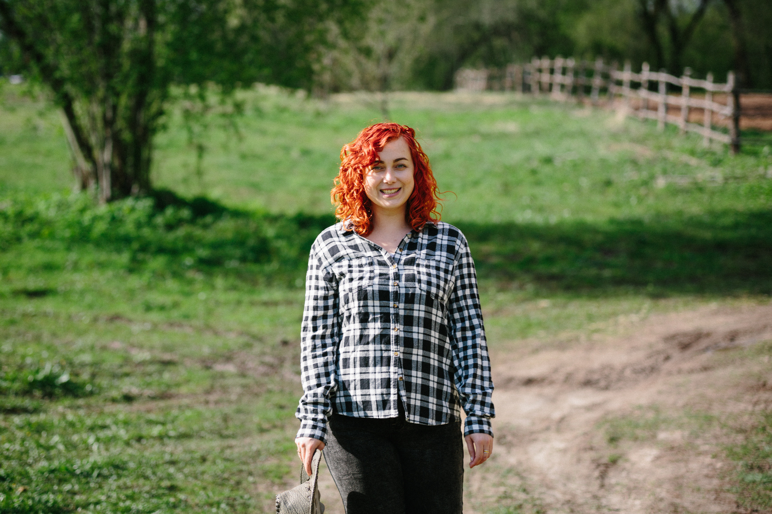 Рыжая девушка в деревне Дубровки Старицкого района