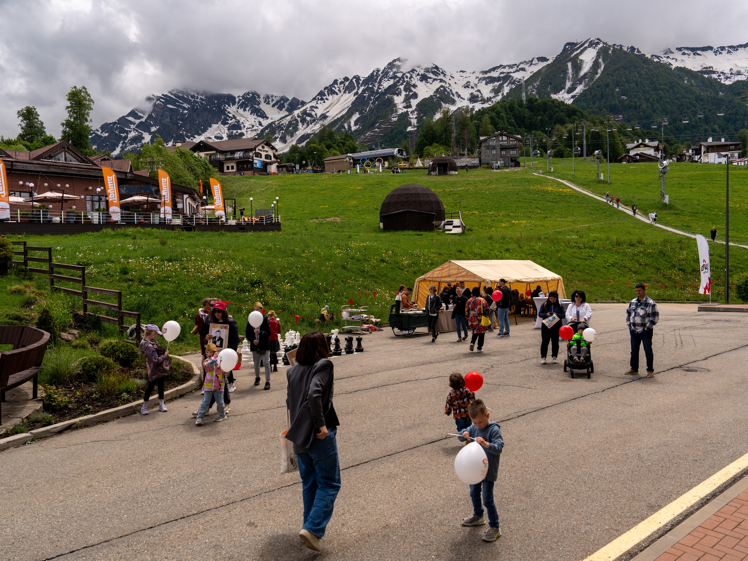 Шествие бессмертного полка 9 мая 2024 Rosa Springs. Репортажный фотограф в Красной Поляне и Сочи Павлюченко Екатерина