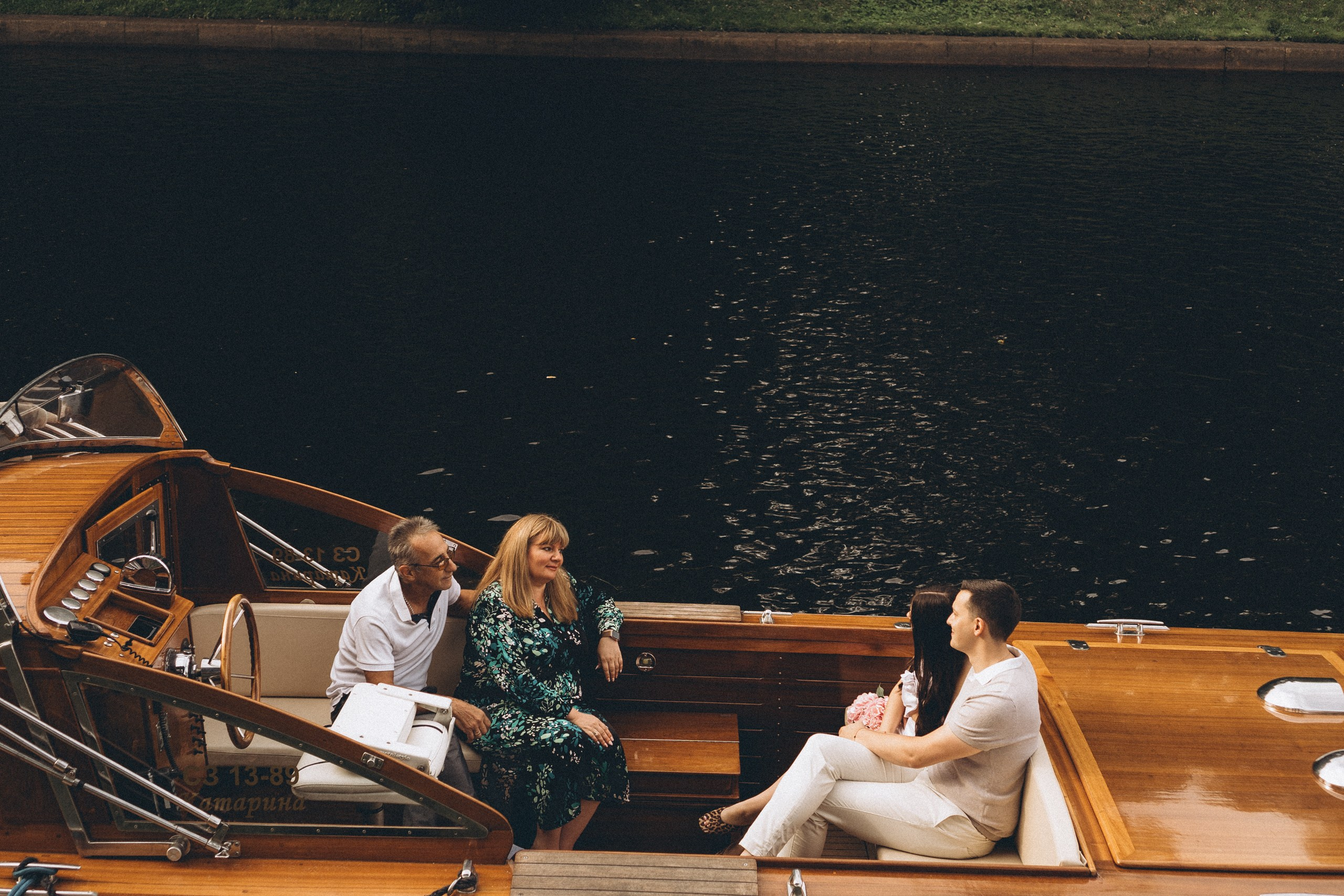 СВАДЕНБНАЯ СЬЕМКА НА КАТЕРЕ ПО КАНАЛАМ САНКТ-ПЕТЕРБУРГА И В АКВАТОРИИ НЕВЫ. Профессиональный фотограф, Санкт-Петербург — Виктория Богомолова