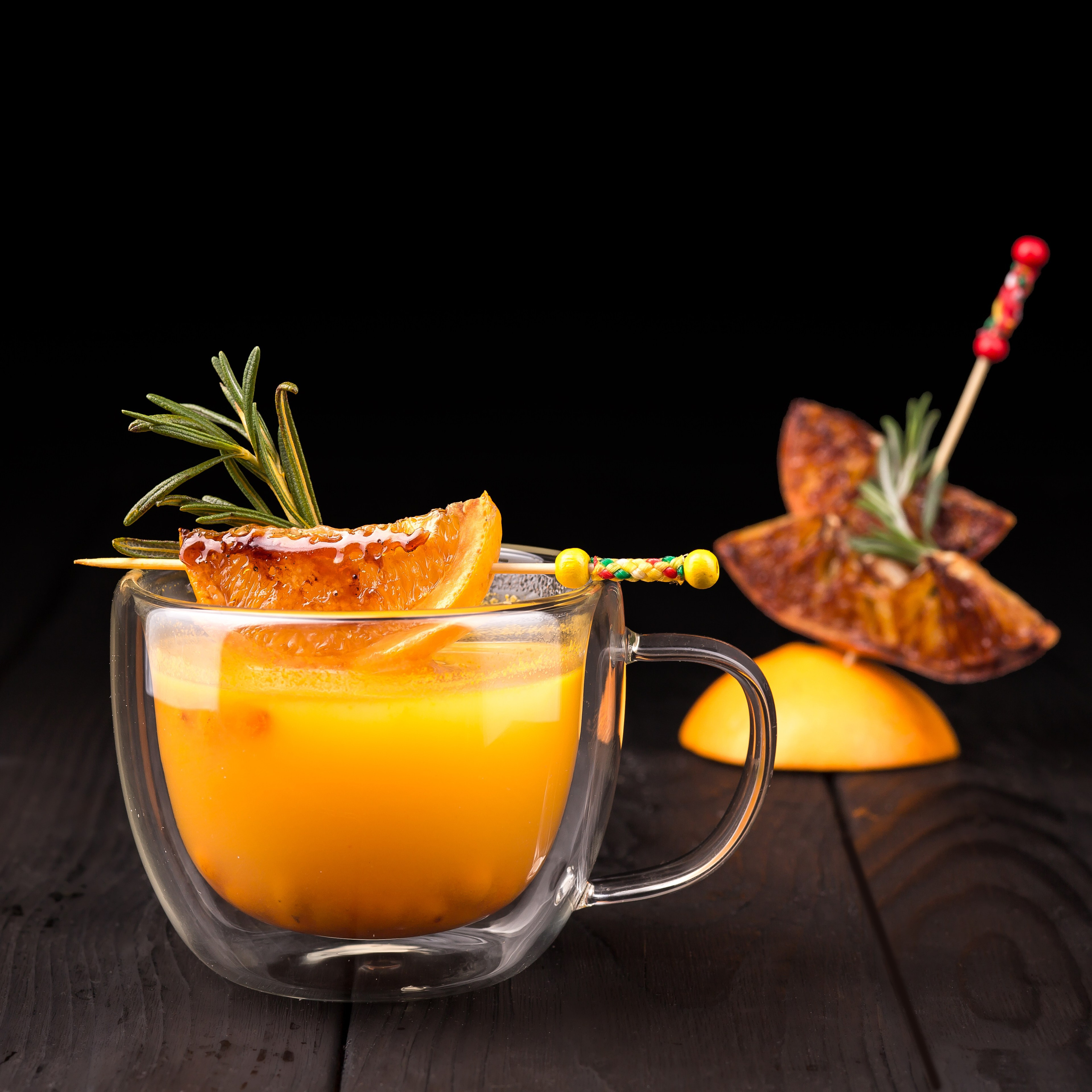 Согревающий облепиховый чай в прозрачной чашке с карамельным апельсином