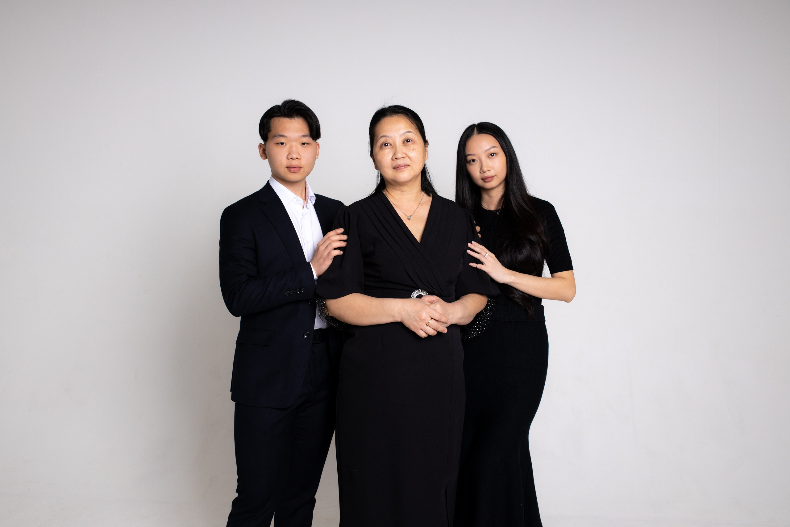 Семейная фотосессия на циклораме с импульсным светом. Фотограф в Железнодорожном и Балашихе