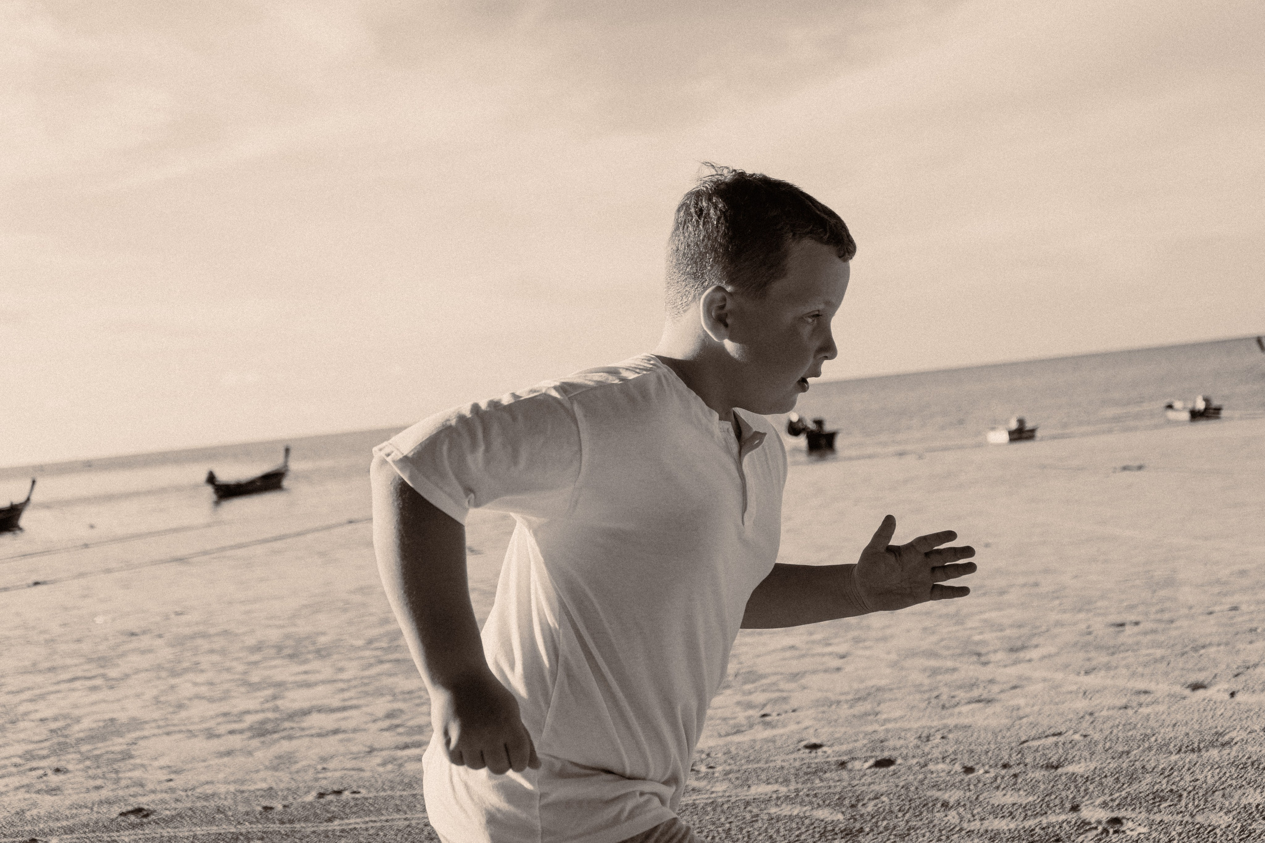 Семейная фотосъёмка на Пхукете – тепло, искренность и любовь вашей семьи на фотографиях. Ян Долматов — фотограф, видеограф и продюсер на Пхукете, Таиланд