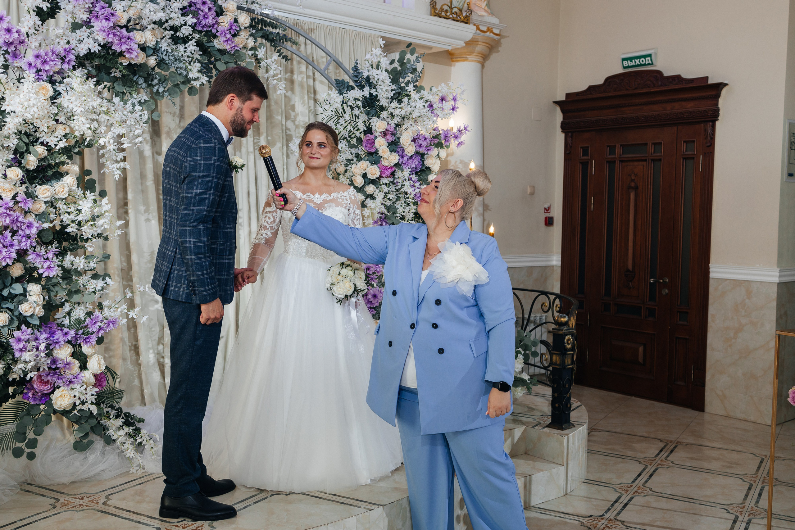 Трогательная выездная церемония в уютном ресторане. Олег Сверчков | Свадебный фотограф Вологда