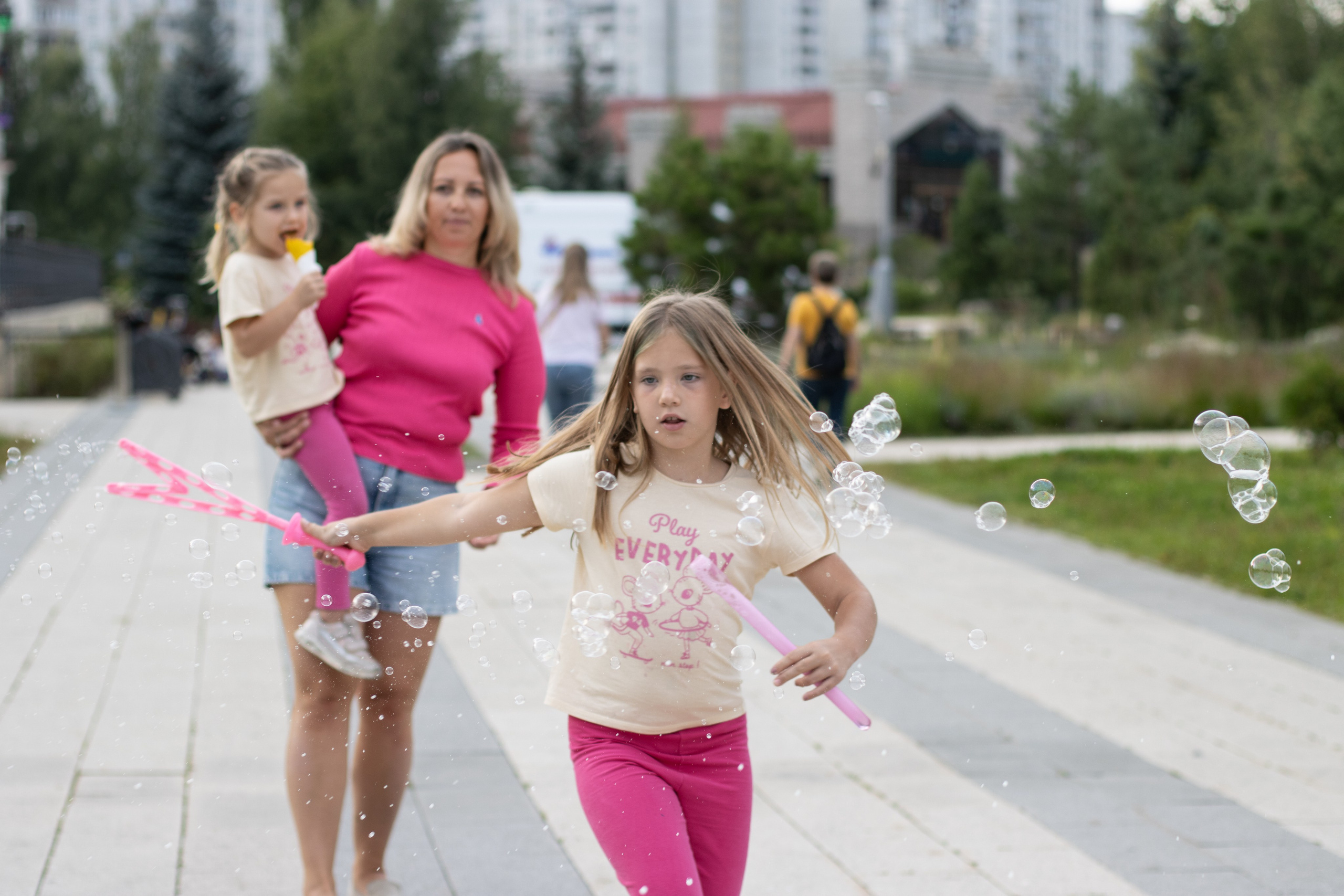 Две сестрички в парке. Главная