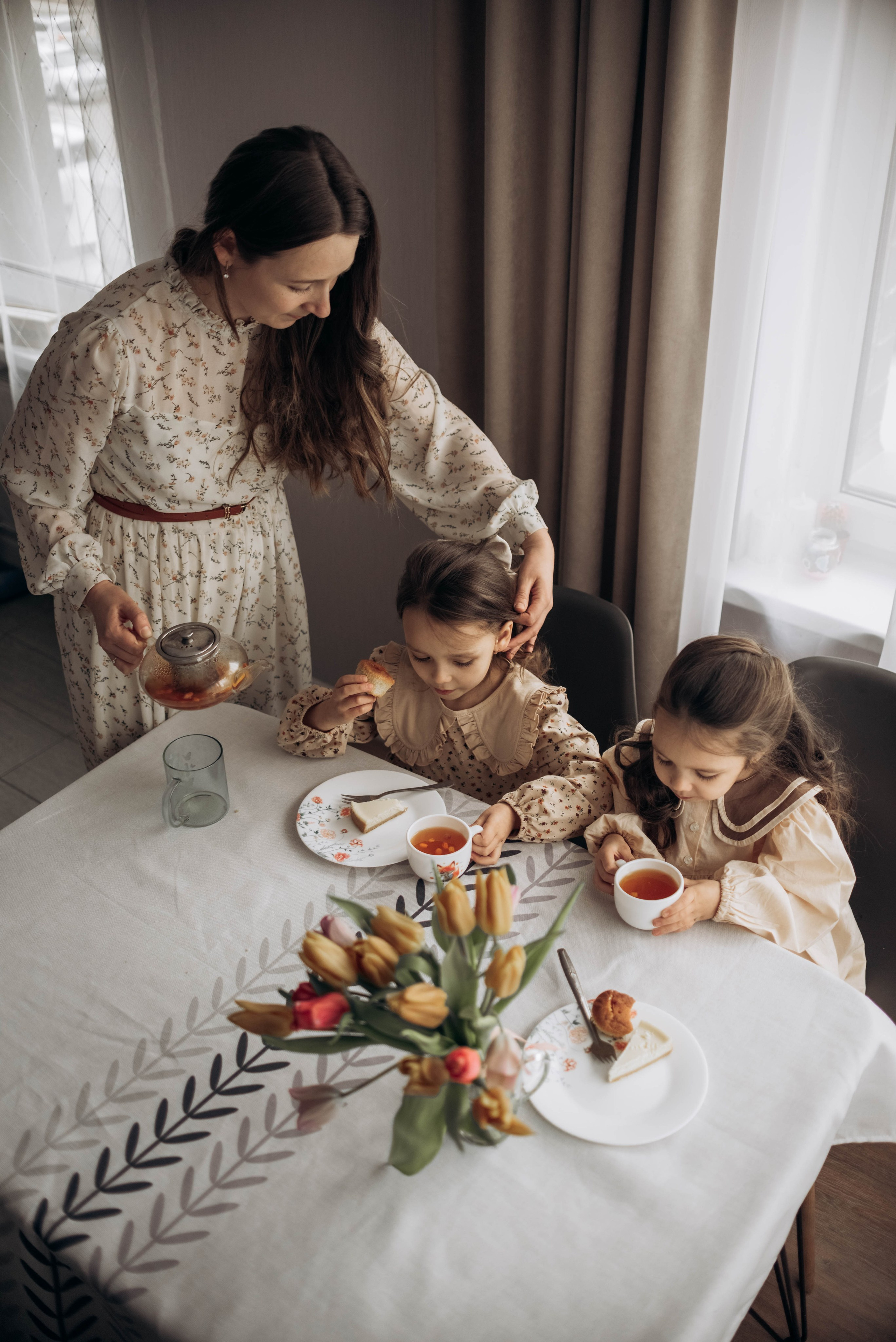 Домашняя фотосессия для мамы и дочек, с цветами, весной, к 8 марта. Семейный фотограф в Железнодорожном Масаева Елена