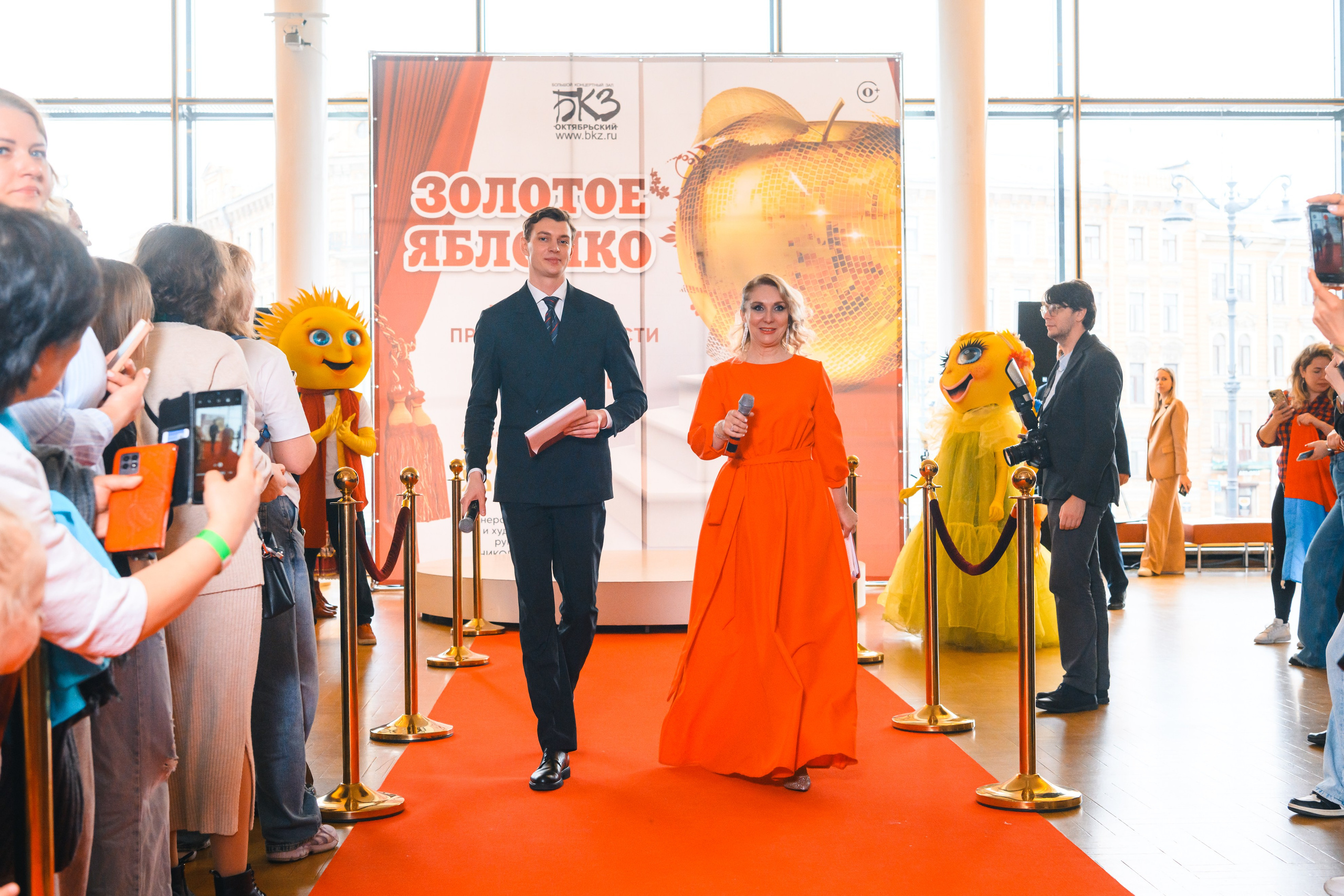 23 апреля, красная дорожка, БКЗ Октябрьский, г. Санкт-Петербург. Золотое яблочко
