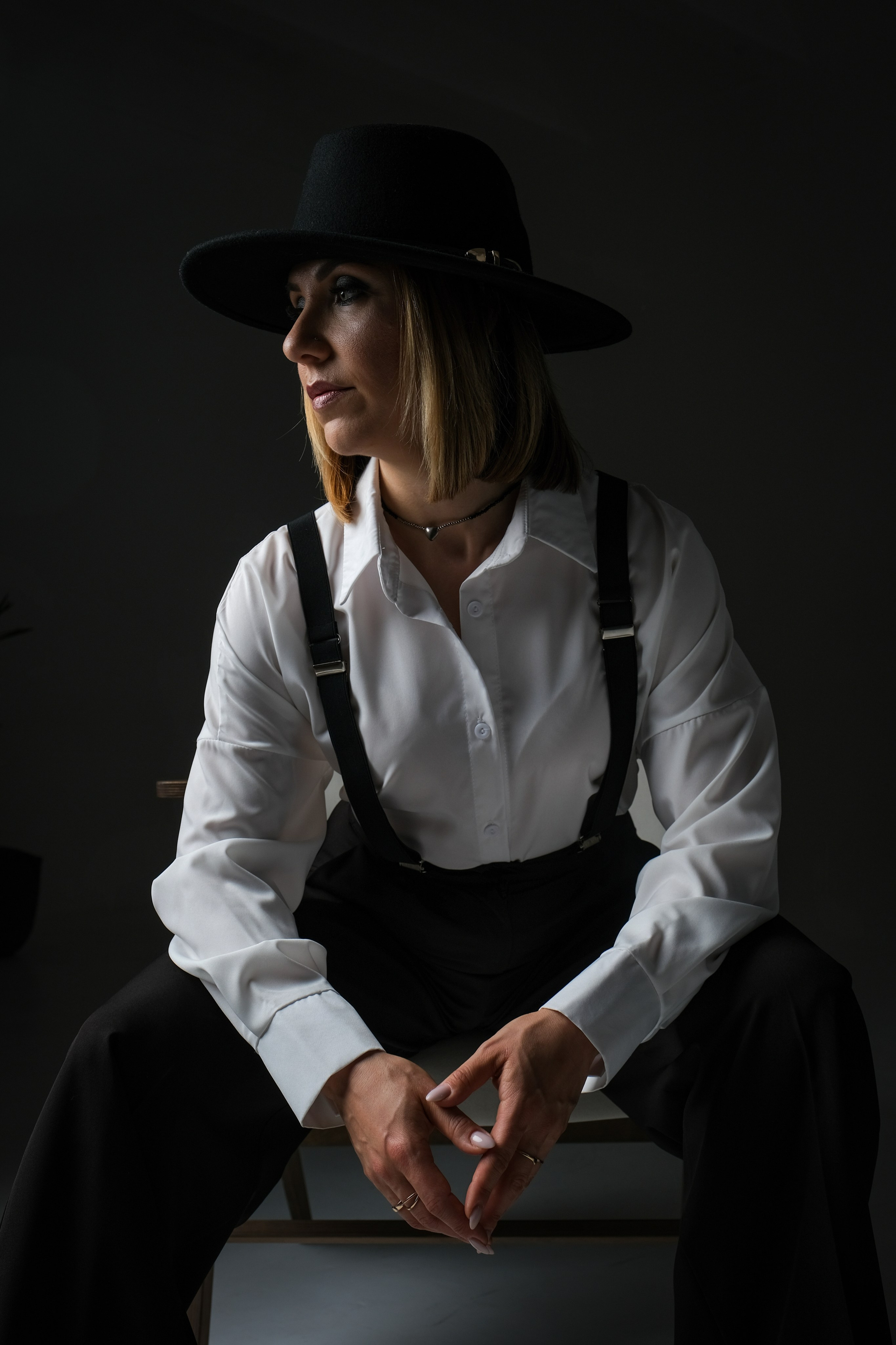 Девушка на темном фоне