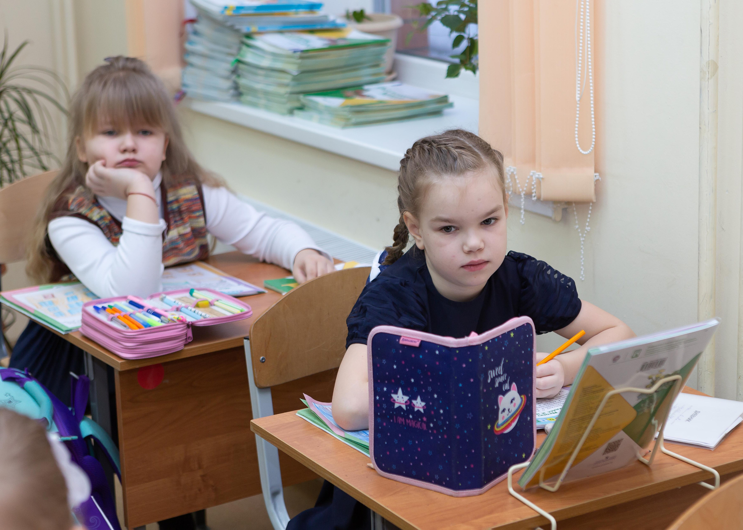 Дети сидят за партами Гимназия  №. Подольск