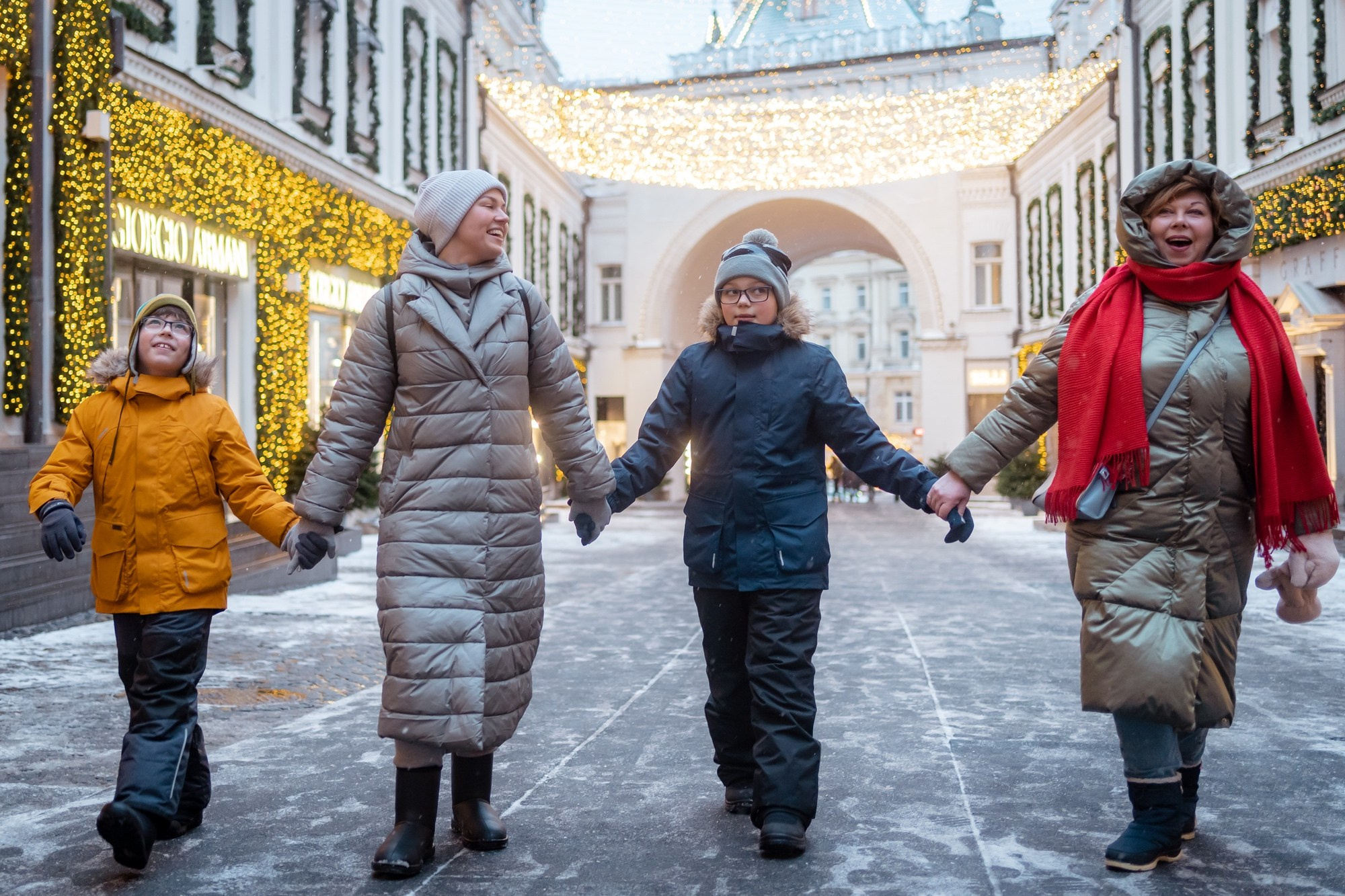 Юля с семьей в центре. Семейный фотограф Варвара Сорока в городе Москве