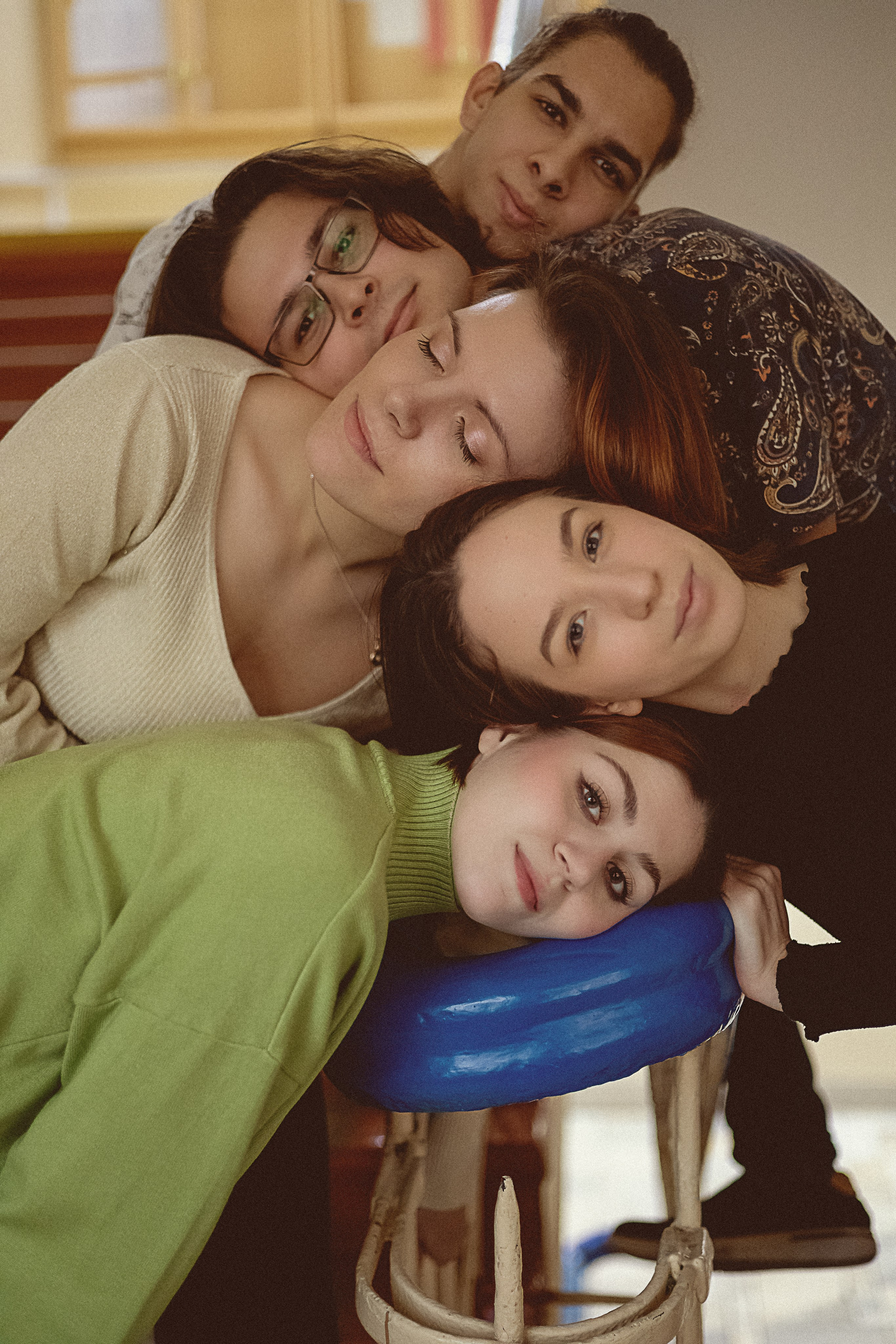 портрет в тсиле классбук - фото на летнице, голова над головой. В кадре 5 человек