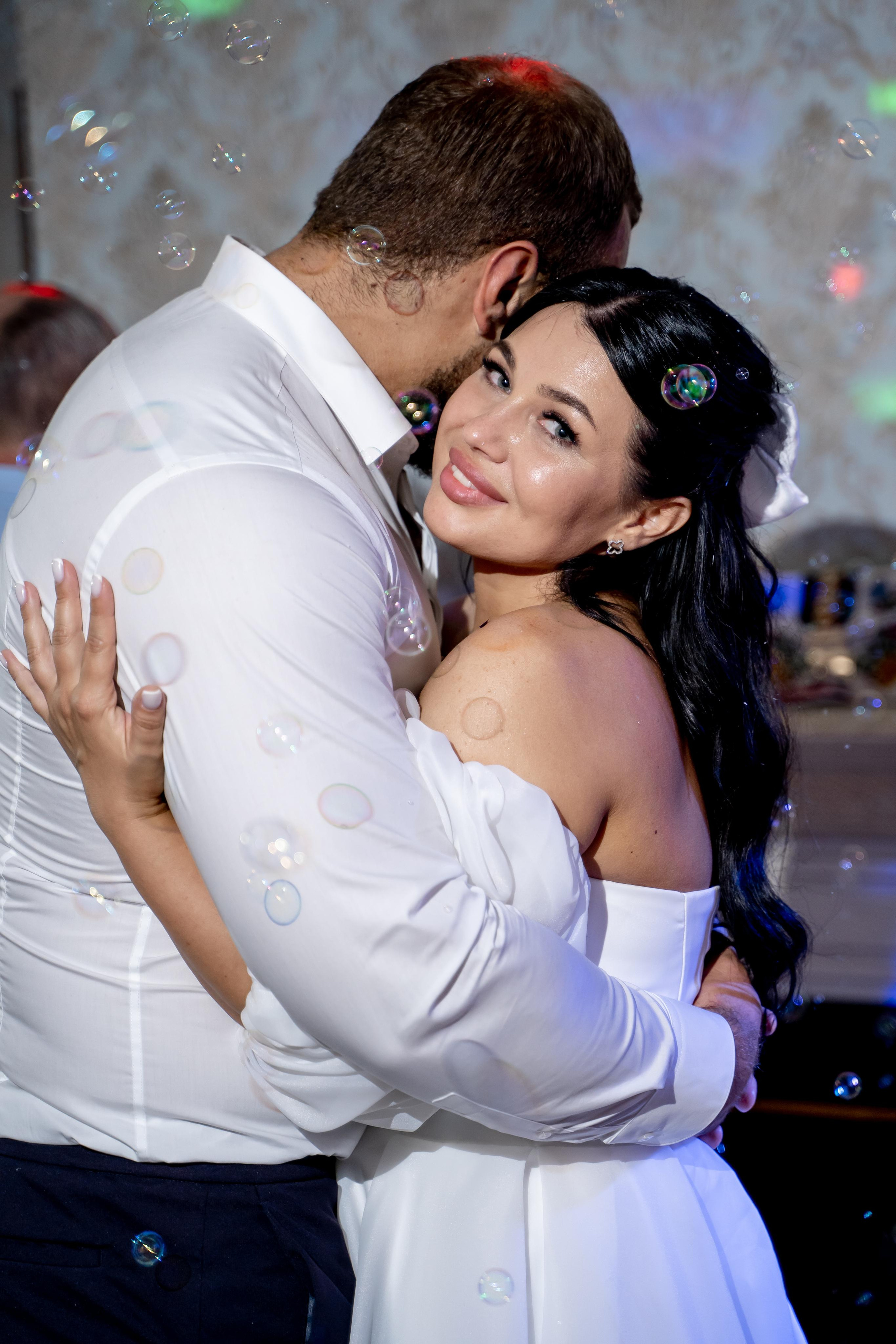 Свадебная фотосессия банкета в ресторане