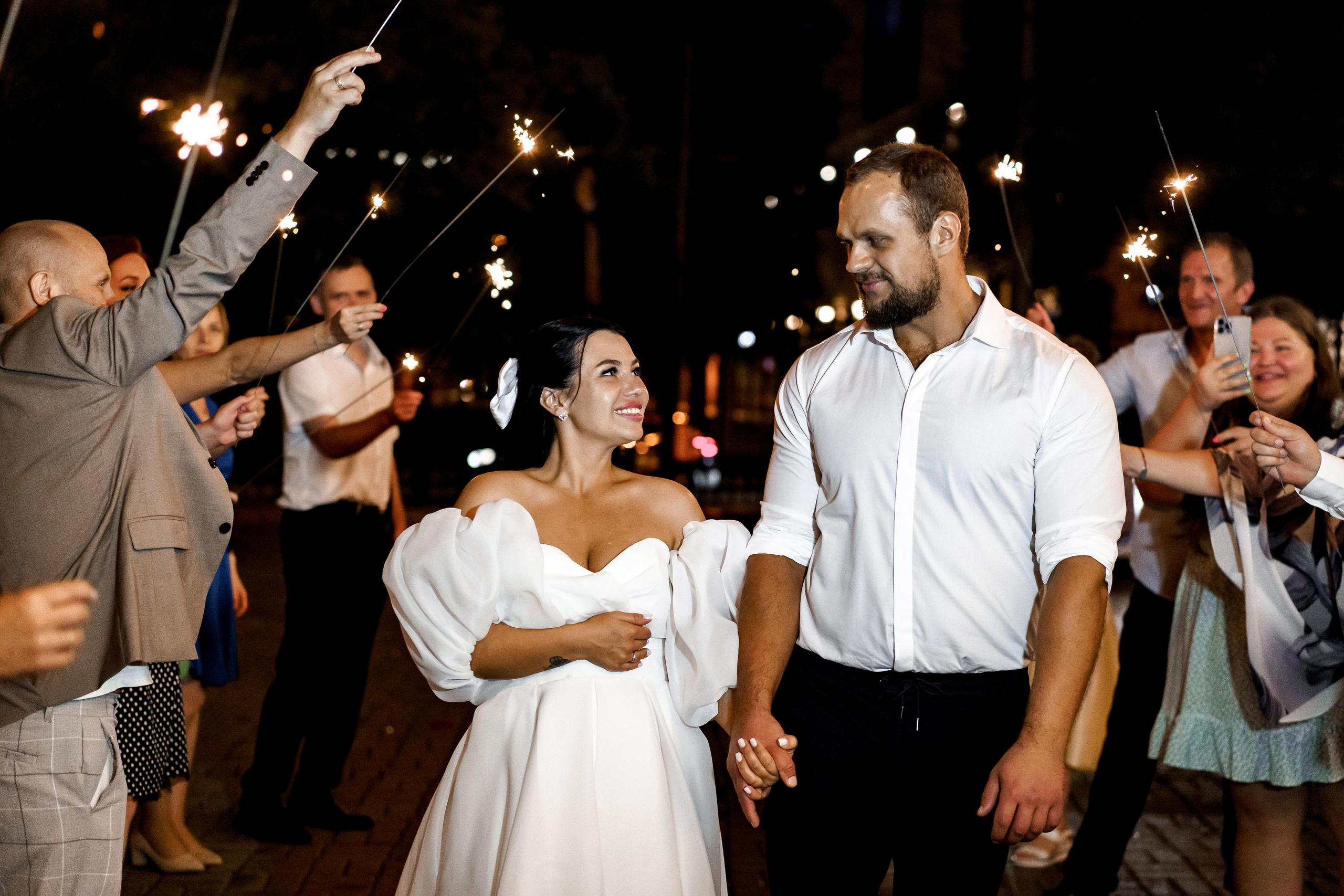 Свадебная фотосессия. Бенгальские огни. Индивидуальный и семейный фотограф в Москве и городе Видное. Свадебный фотограф в Москве. Свадебный фотограф в Московской области. Свадебная фотосессия 2023. Заказать свадебную фотосессию. Фотограф недорого. Красивые свадебные фотографии. Душевный фотограф. Фотограф Видное. Фотограф Домодедово. Фотограф Бутово. Фотограф Москва. Фотограф Царицыно. Свадебная фотосессия в Царицыно. Семейная фотосессия. Контент-фотосессия в Москве. Контент-фотограф. Визуал для эксперта. 