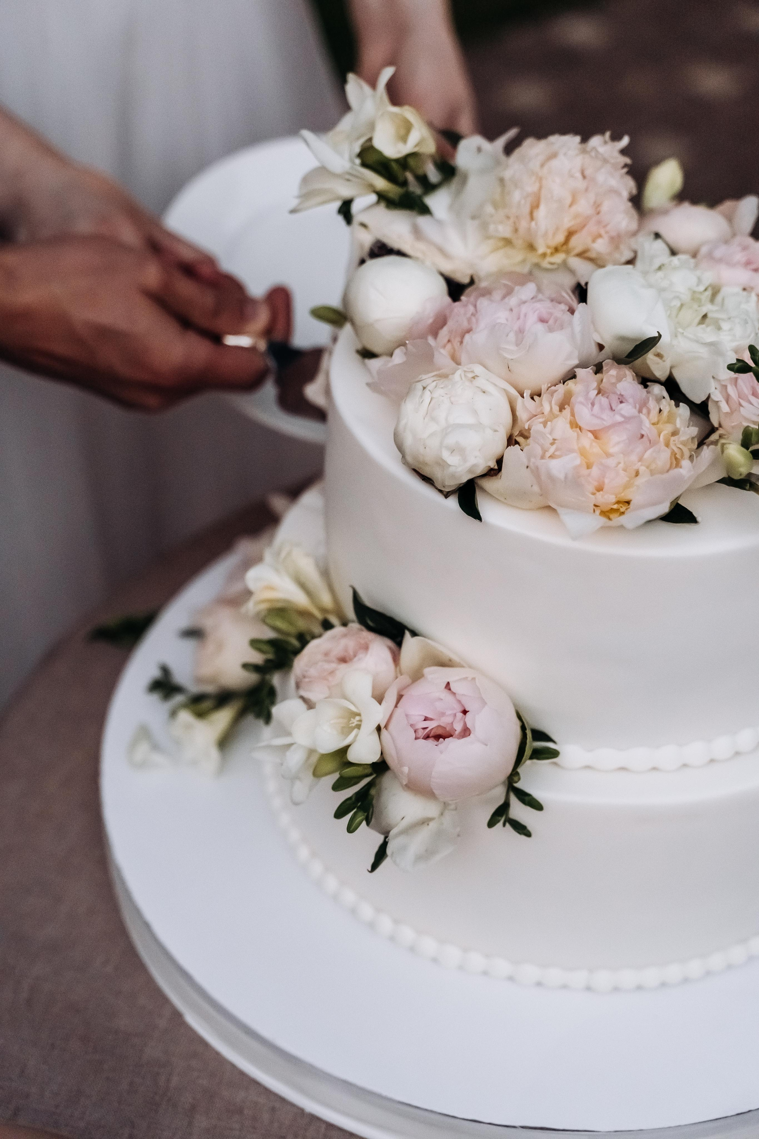 Свадебная фотосессия летом в Москве и Московской области. Свадебный торт.Индивидуальный и семейный фотограф в Москве и городе Видное. Свадебный фотограф в Москве. Свадебный фотограф в Московской области. Свадебная фотосессия 2023. Заказать свадебную фотосессию. Фотограф недорого. Красивые свадебные фотографии. Душевный фотограф. Фотограф Видное. Фотограф Домодедово. Фотограф Бутово. Фотограф Москва. Фотограф Царицыно. Свадебная фотосессия в Царицыно. Семейная фотосессия. Контент-фотосессия в Москве. Контент-фотограф. Визуал для эксперта.  
