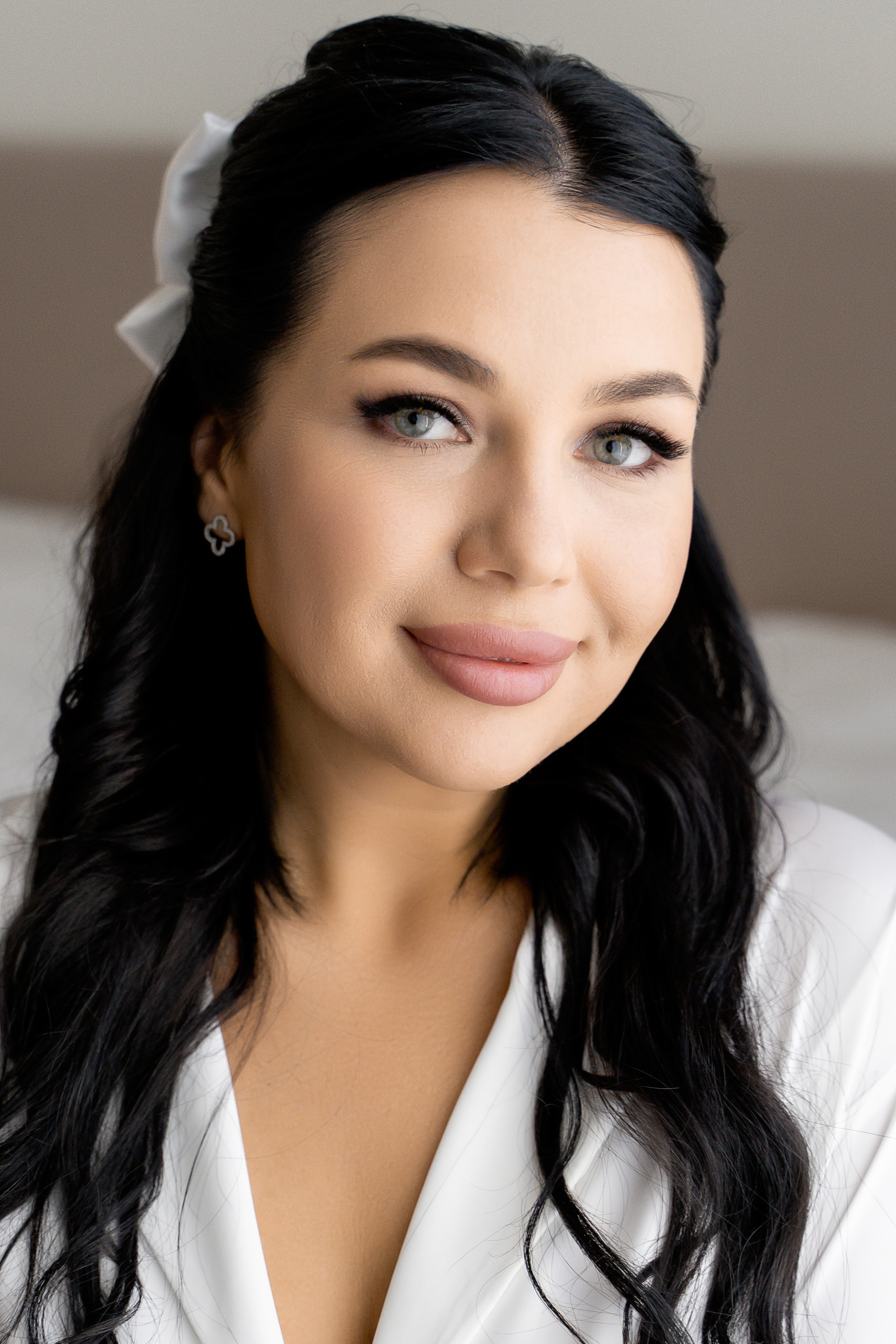 Свадебная фотосессия сборов жениха и невесты в номере отеля