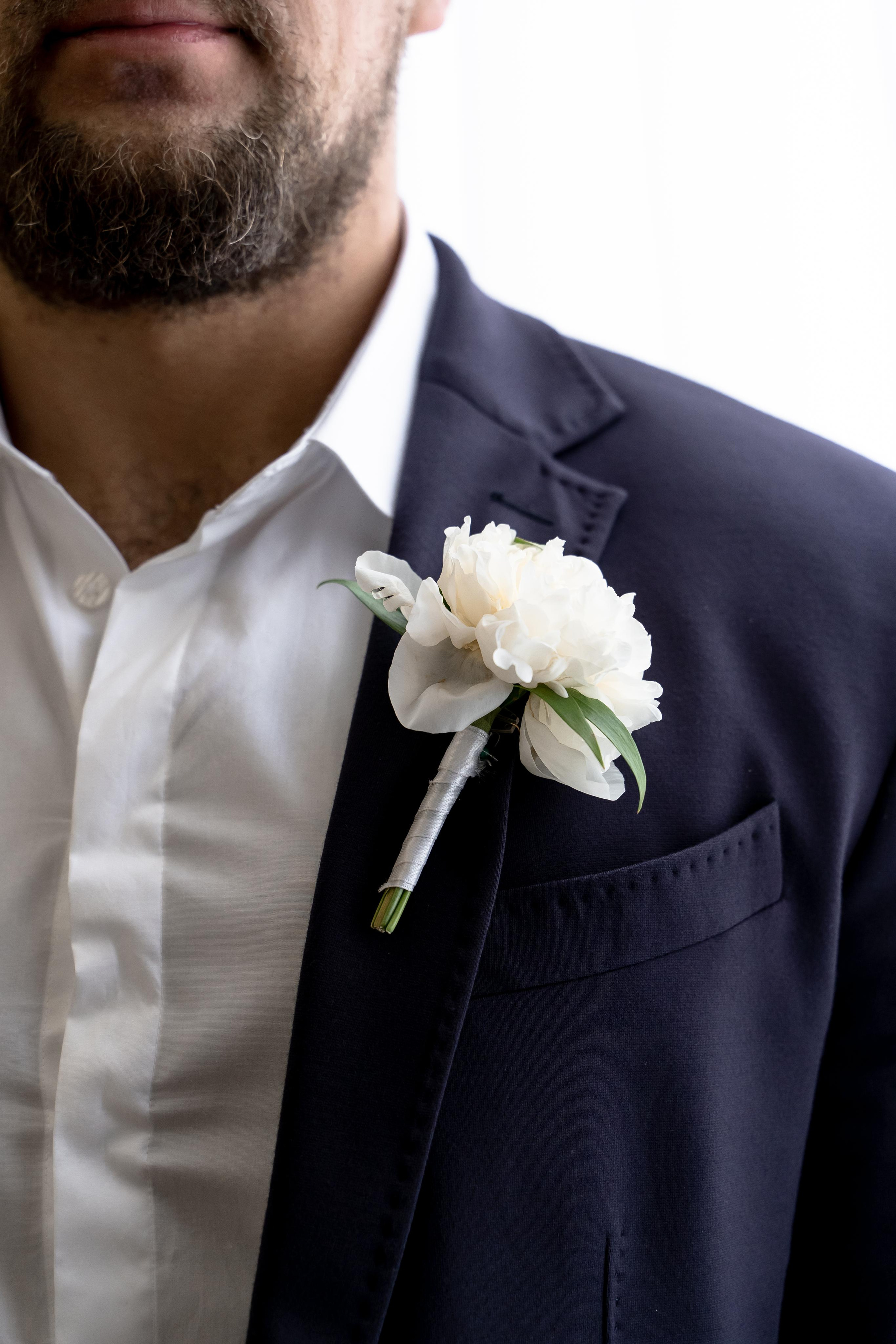 Свадебная фотосессия сборов жениха и невесты в номере отеля