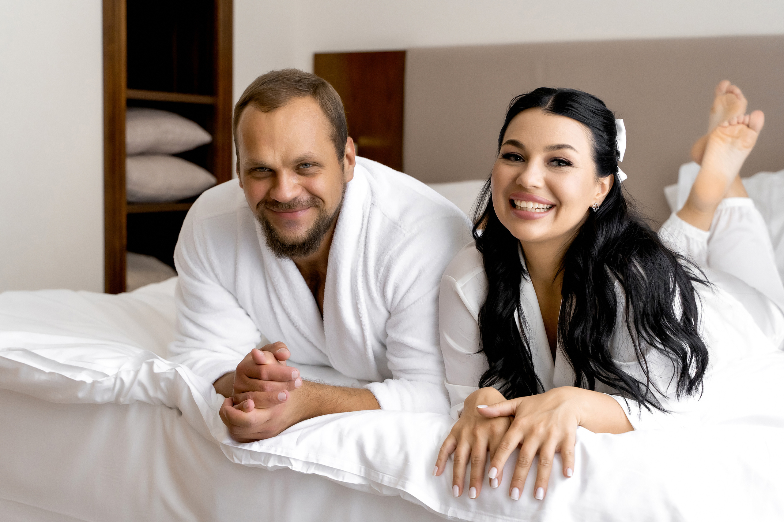 Свадебная фотосессия сборов жениха и невесты в номере отеля