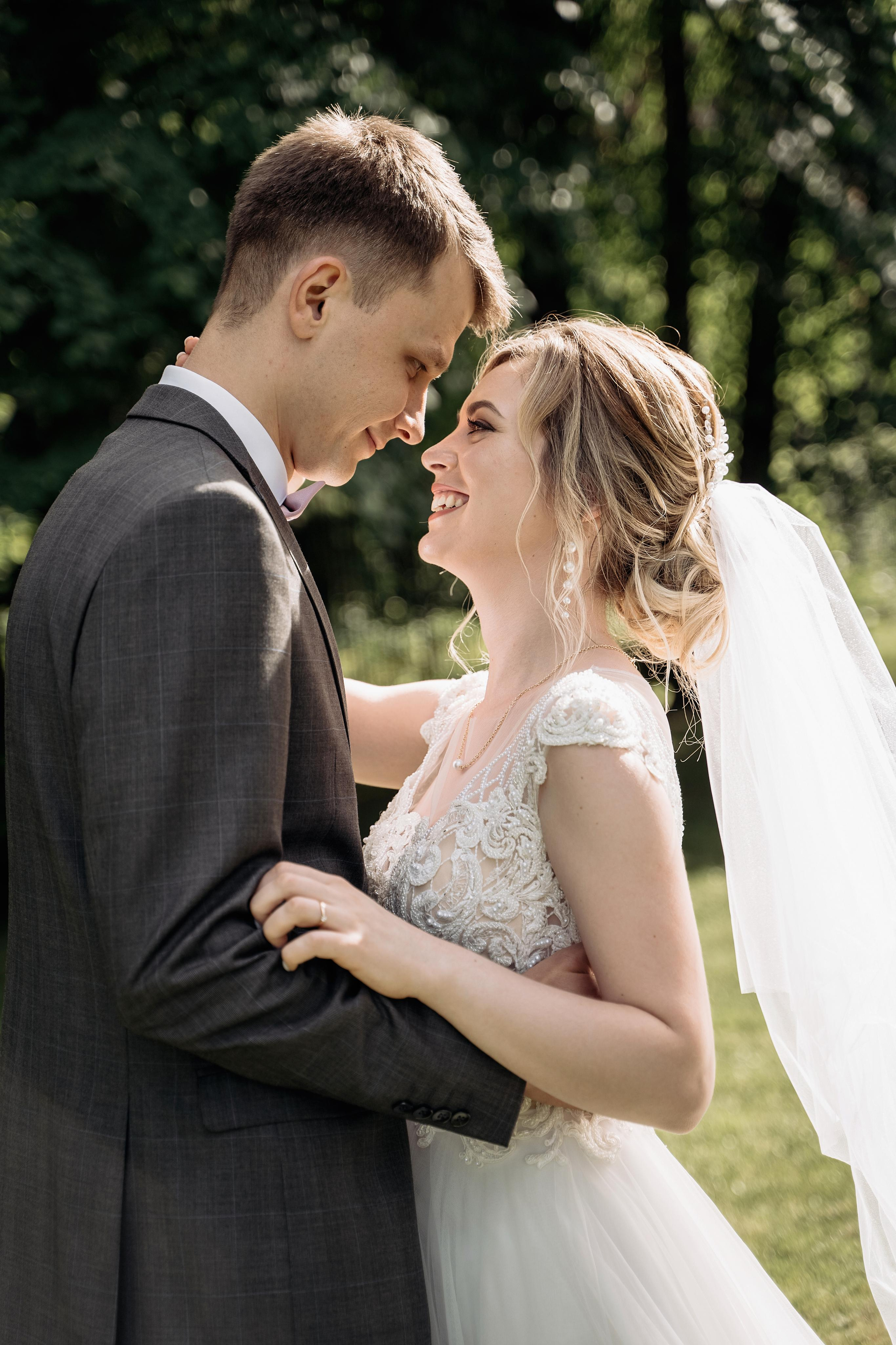 Свадебная фотосессия летом в Москве и Московской области. Первый танец. Индивидуальный и семейный фотограф в Москве и городе Видное. Свадебный фотограф в Москве. Свадебный фотограф в Московской области. Свадебная фотосессия 2023. Заказать свадебную фотосессию. Фотограф недорого. Красивые свадебные фотографии. Душевный фотограф. Фотограф Видное. Фотограф Домодедово. Фотограф Бутово. Фотограф Москва. Фотограф Царицыно. Свадебная фотосессия в Царицыно. Семейная фотосессия. Контент-фотосессия в Москве. Контент-фотограф. Визуал для эксперта. 