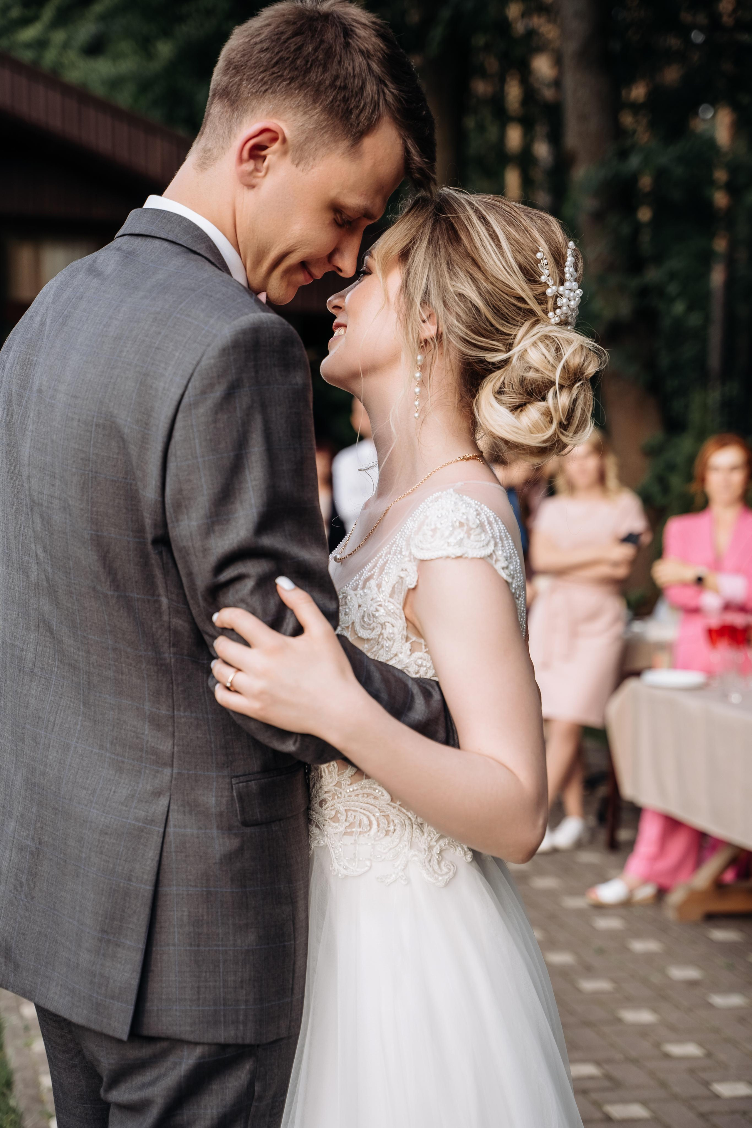 Свадебная фотосессия летом в Москве и Московской области. Первый танец. Индивидуальный и семейный фотограф в Москве и городе Видное. Свадебный фотограф в Москве. Свадебный фотограф в Московской области. Свадебная фотосессия 2023. Заказать свадебную фотосессию. Фотограф недорого. Красивые свадебные фотографии. Душевный фотограф. Фотограф Видное. Фотограф Домодедово. Фотограф Бутово. Фотограф Москва. Фотограф Царицыно. Свадебная фотосессия в Царицыно. Семейная фотосессия. Контент-фотосессия в Москве. Контент-фотограф. Визуал для эксперта. 