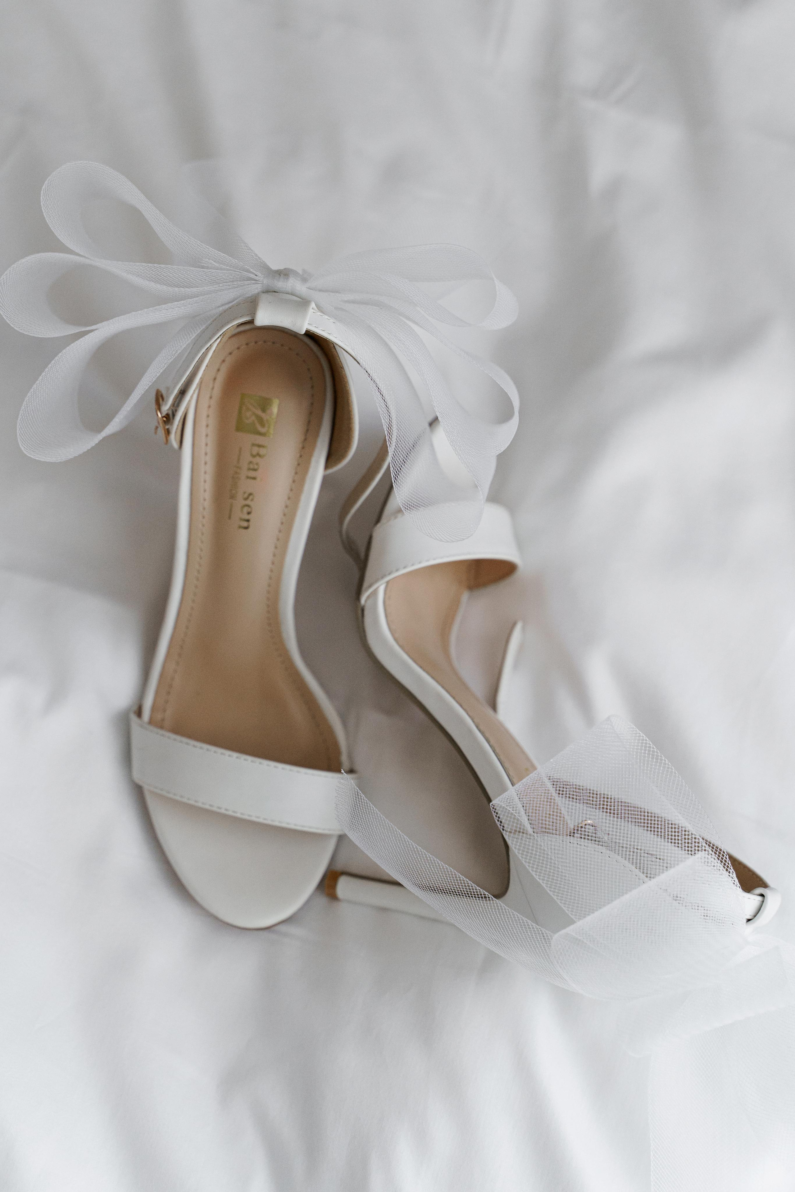 Свадебная фотосессия сборов жениха и невесты в номере отеля