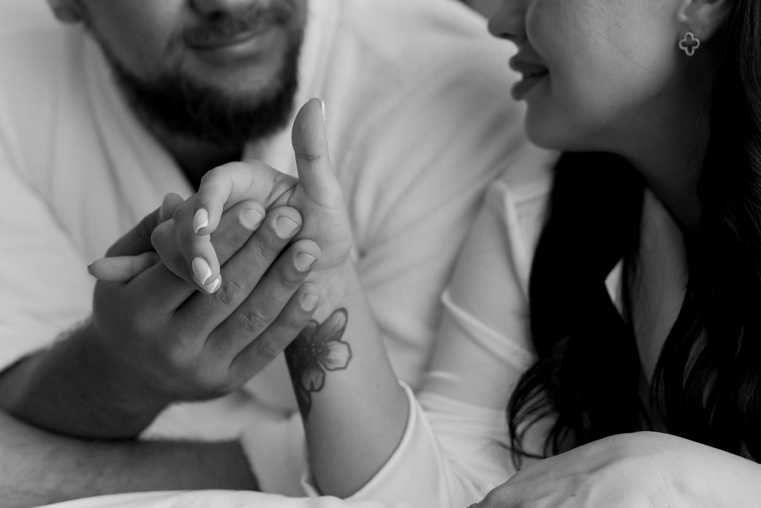 Свадебная фотосессия сборов жениха и невесты в номере отеля