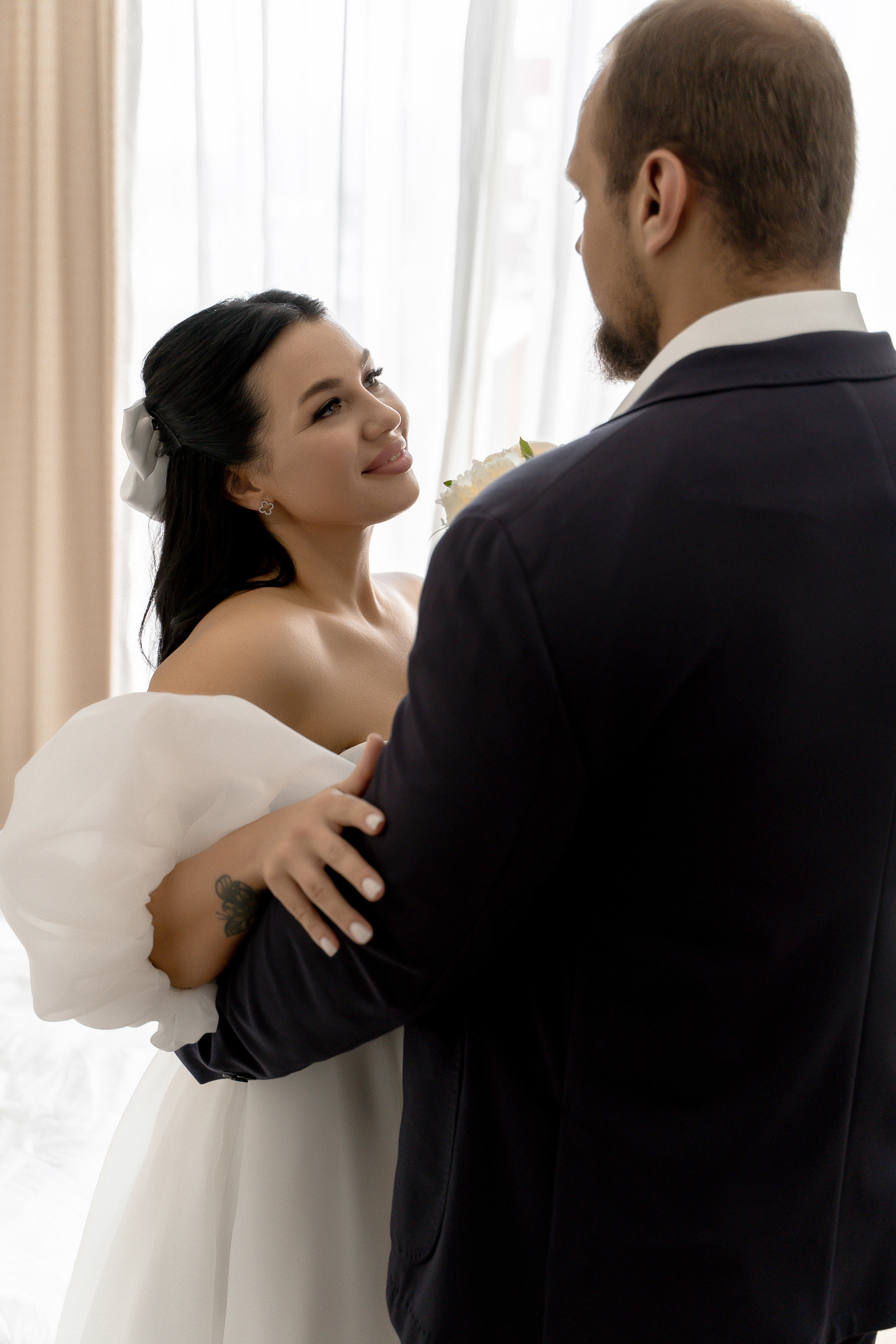 Свадебная фотосессия сборов жениха и невесты в номере отеля. Индивидуальный и семейный фотограф в Москве и городе Видное. Свадебный фотограф в Москве. Свадебный фотограф в Московской области. Свадебная фотосессия 2023. Заказать свадебную фотосессию. Фотограф недорого. Красивые свадебные фотографии. Душевный фотограф. Фотограф Видное. Фотограф Домодедово. Фотограф Бутово. Фотограф Москва. Фотограф Царицыно. Свадебная фотосессия в Царицыно. Семейная фотосессия. Контент-фотосессия в Москве. Контент-фотограф. Визуал для эксперта. 