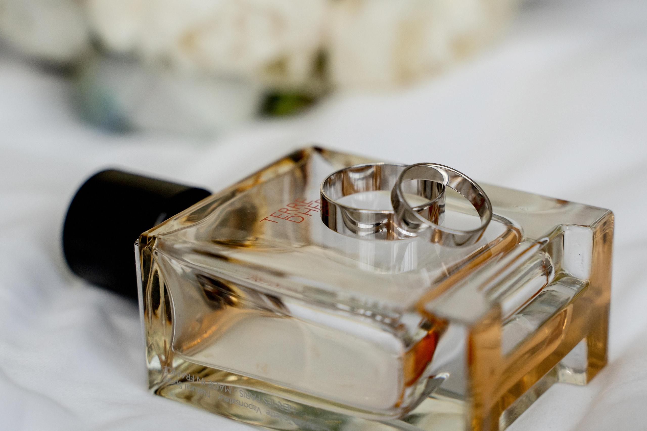 Свадебная фотосессия сборов жениха и невесты в номере отеля