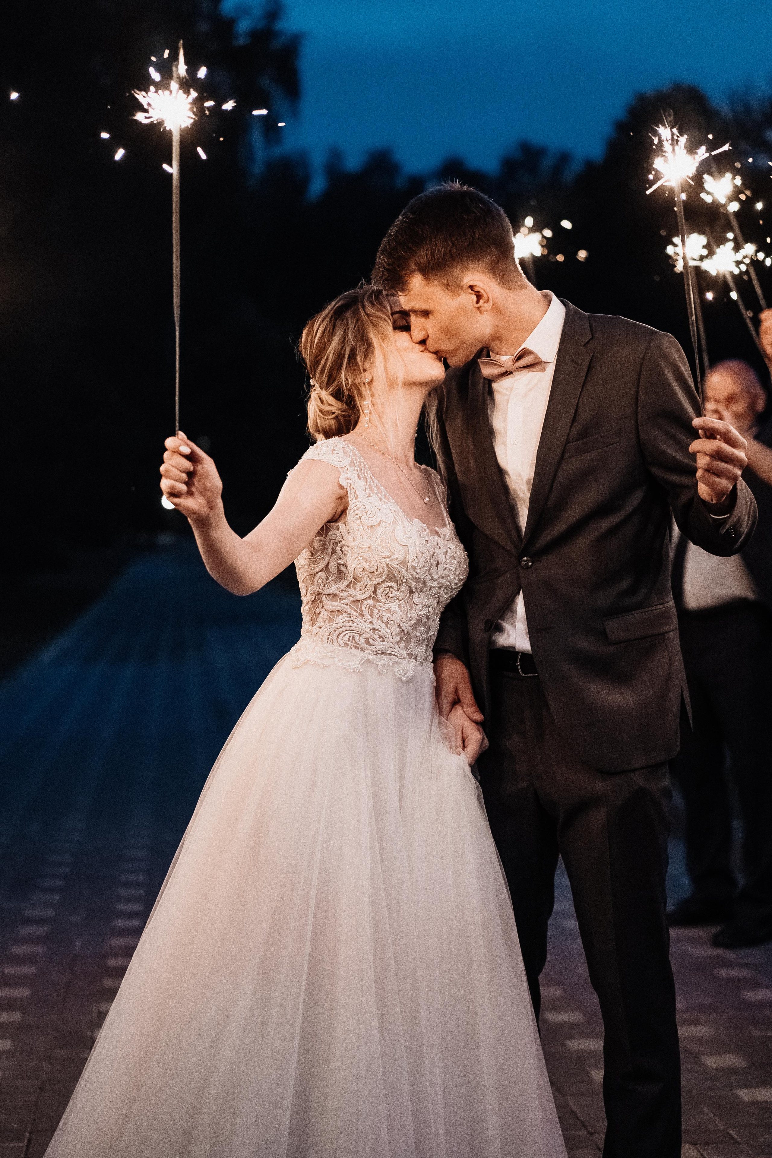 Свадебная фотосессия летом в Москве и Московской области. Поцелуй и бенгальские огни. Индивидуальный и семейный фотограф в Москве и городе Видное. Свадебный фотограф в Москве. Свадебный фотограф в Московской области. Свадебная фотосессия 2023. Заказать свадебную фотосессию. Фотограф недорого. Красивые свадебные фотографии. Душевный фотограф. Фотограф Видное. Фотограф Домодедово. Фотограф Бутово. Фотограф Москва. Фотограф Царицыно. Свадебная фотосессия в Царицыно. Семейная фотосессия. Контент-фотосессия в Москве. Контент-фотограф. Визуал для эксперта. 
