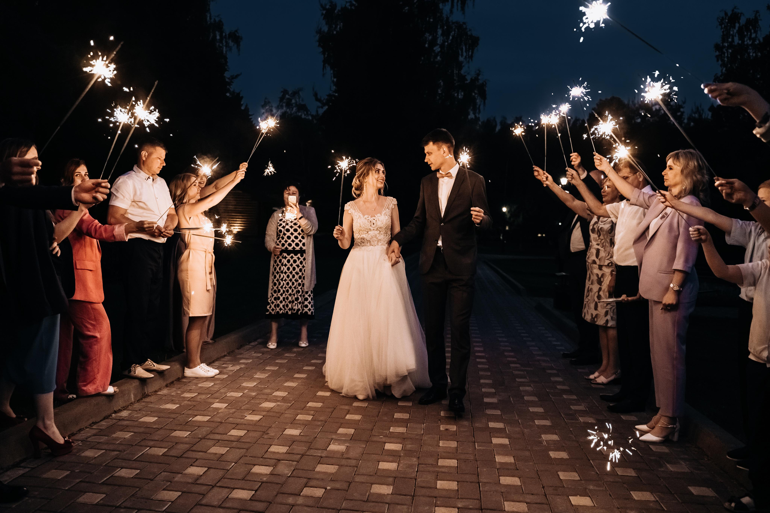Свадебная фотосессия летом в Москве и Московской области. Бенгальские огни. Индивидуальный и семейный фотограф в Москве и городе Видное. Свадебный фотограф в Москве. Свадебный фотограф в Московской области. Свадебная фотосессия 2023. Заказать свадебную фотосессию. Фотограф недорого. Красивые свадебные фотографии. Душевный фотограф. Фотограф Видное. Фотограф Домодедово. Фотограф Бутово. Фотограф Москва. Фотограф Царицыно. Свадебная фотосессия в Царицыно. Семейная фотосессия. Контент-фотосессия в Москве. Контент-фотограф. Визуал для эксперта. 