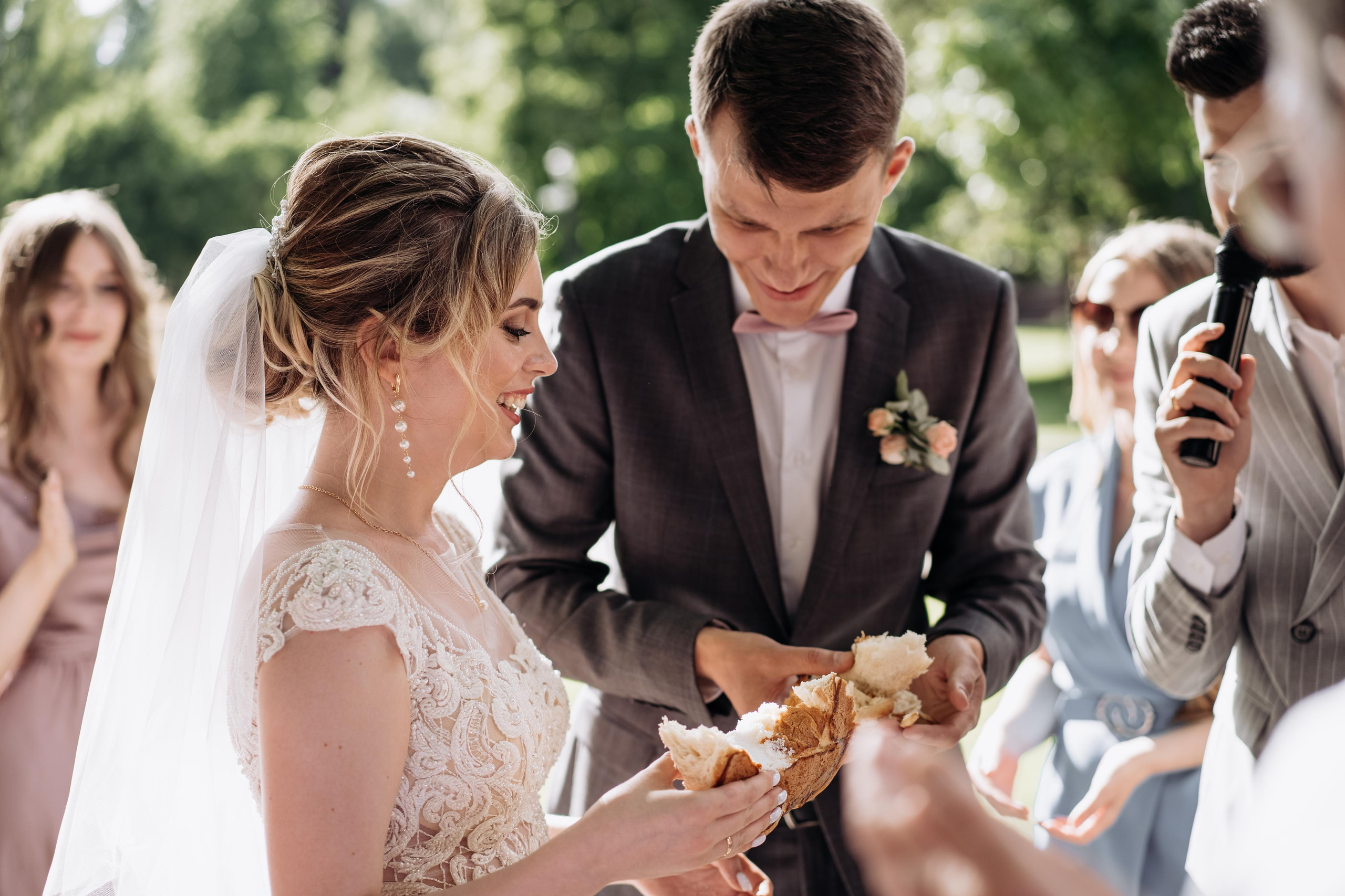 Свадебная фотосессия летом в Москве и Московской области. Каравай. Индивидуальный и семейный фотограф в Москве и городе Видное. Свадебный фотограф в Москве. Свадебный фотограф в Московской области. Свадебная фотосессия 2023. Заказать свадебную фотосессию. Фотограф недорого. Красивые свадебные фотографии. Душевный фотограф. Фотограф Видное. Фотограф Домодедово. Фотограф Бутово. Фотограф Москва. Фотограф Царицыно. Свадебная фотосессия в Царицыно. Семейная фотосессия. Контент-фотосессия в Москве. Контент-фотограф. Визуал для эксперта. 