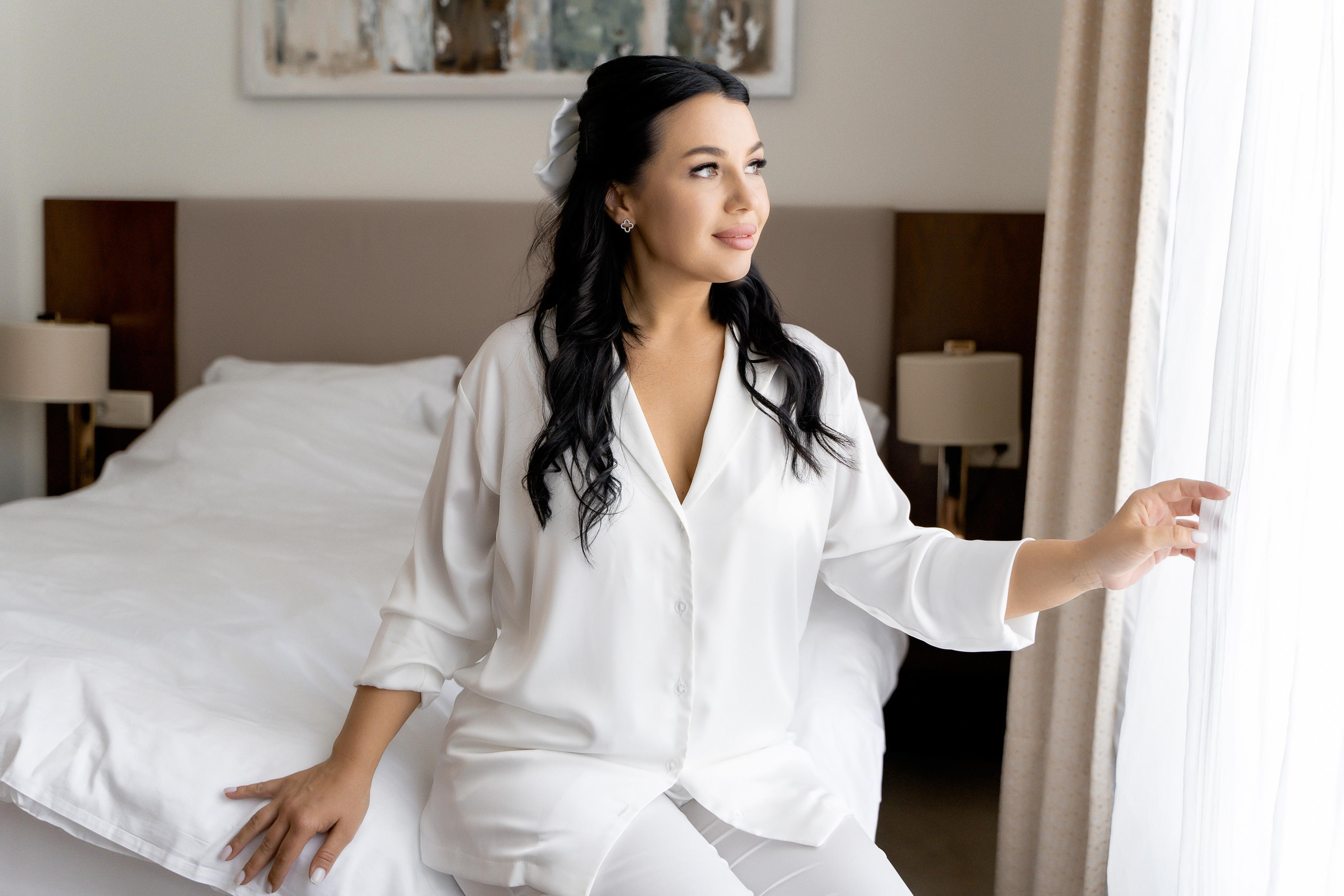 Свадебная фотосессия сборов жениха и невесты в номере отеля